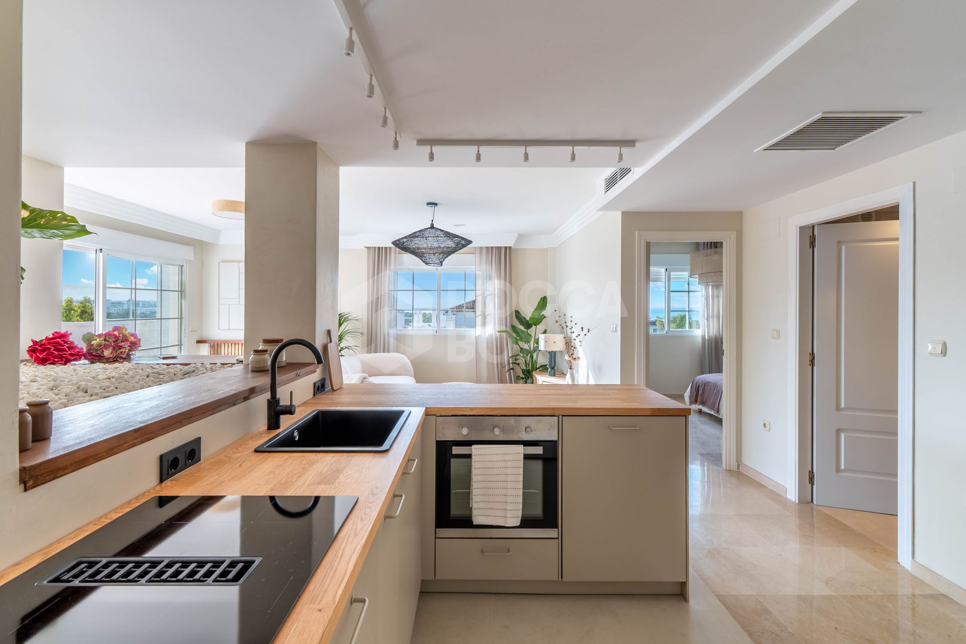 Stunning 2-level penthouse just minutes from the beach & 500m from Rio Real Golf.