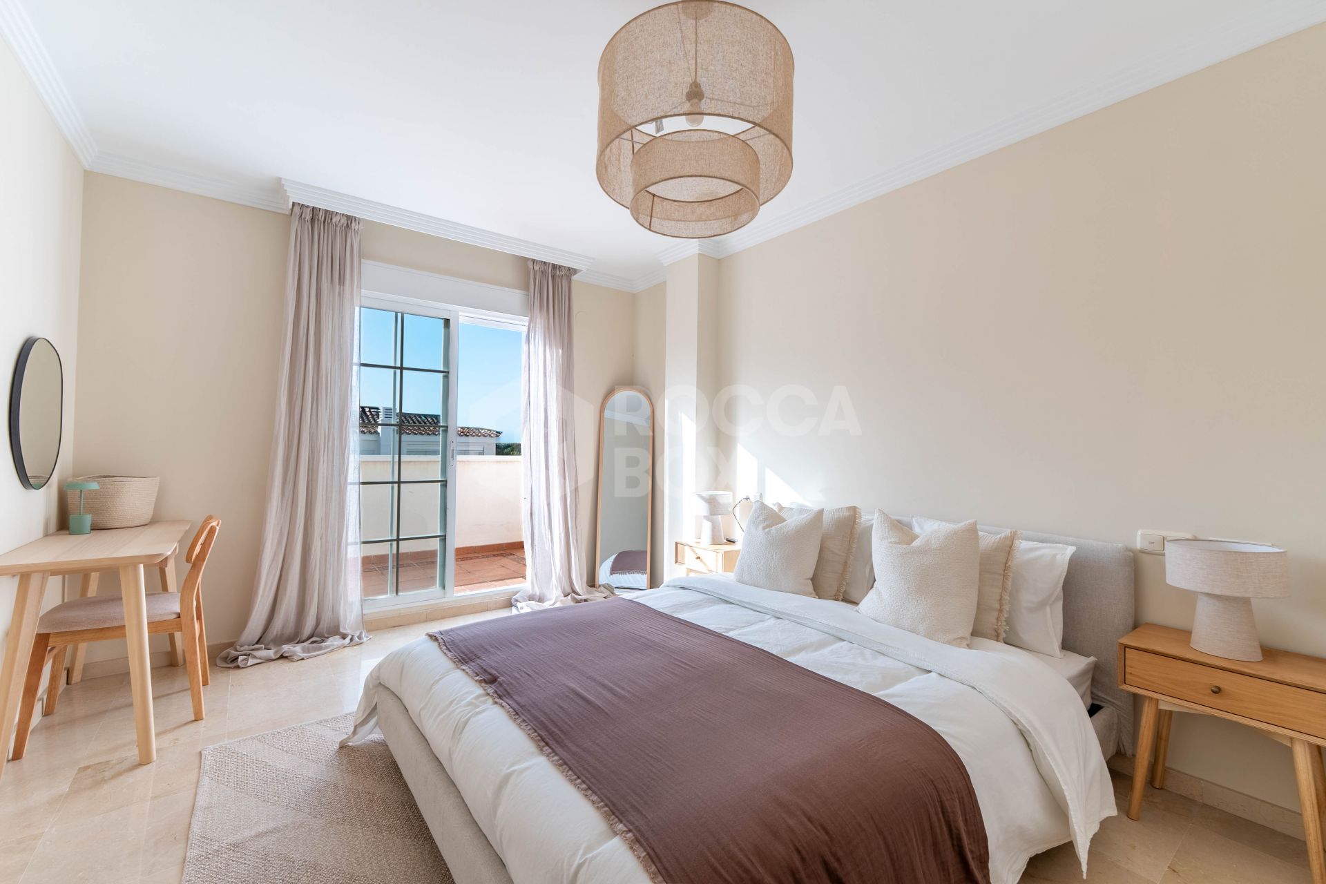 Stunning 2-level penthouse just minutes from the beach & 500m from Rio Real Golf.