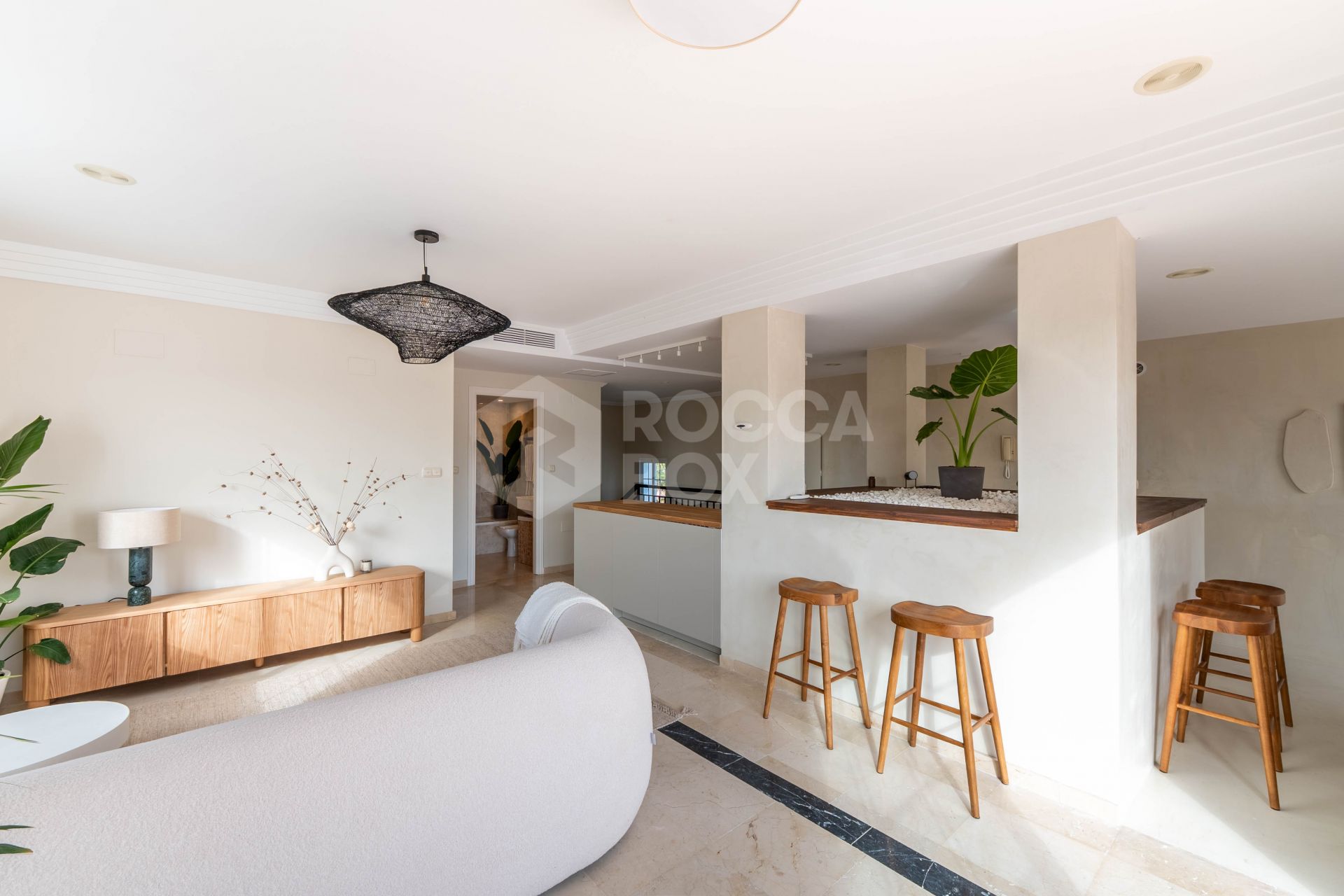 Stunning 2-level penthouse just minutes from the beach & 500m from Rio Real Golf.