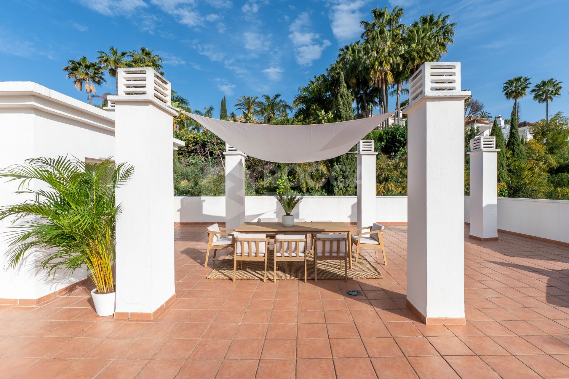 Stunning 2-level penthouse just minutes from the beach & 500m from Rio Real Golf.
