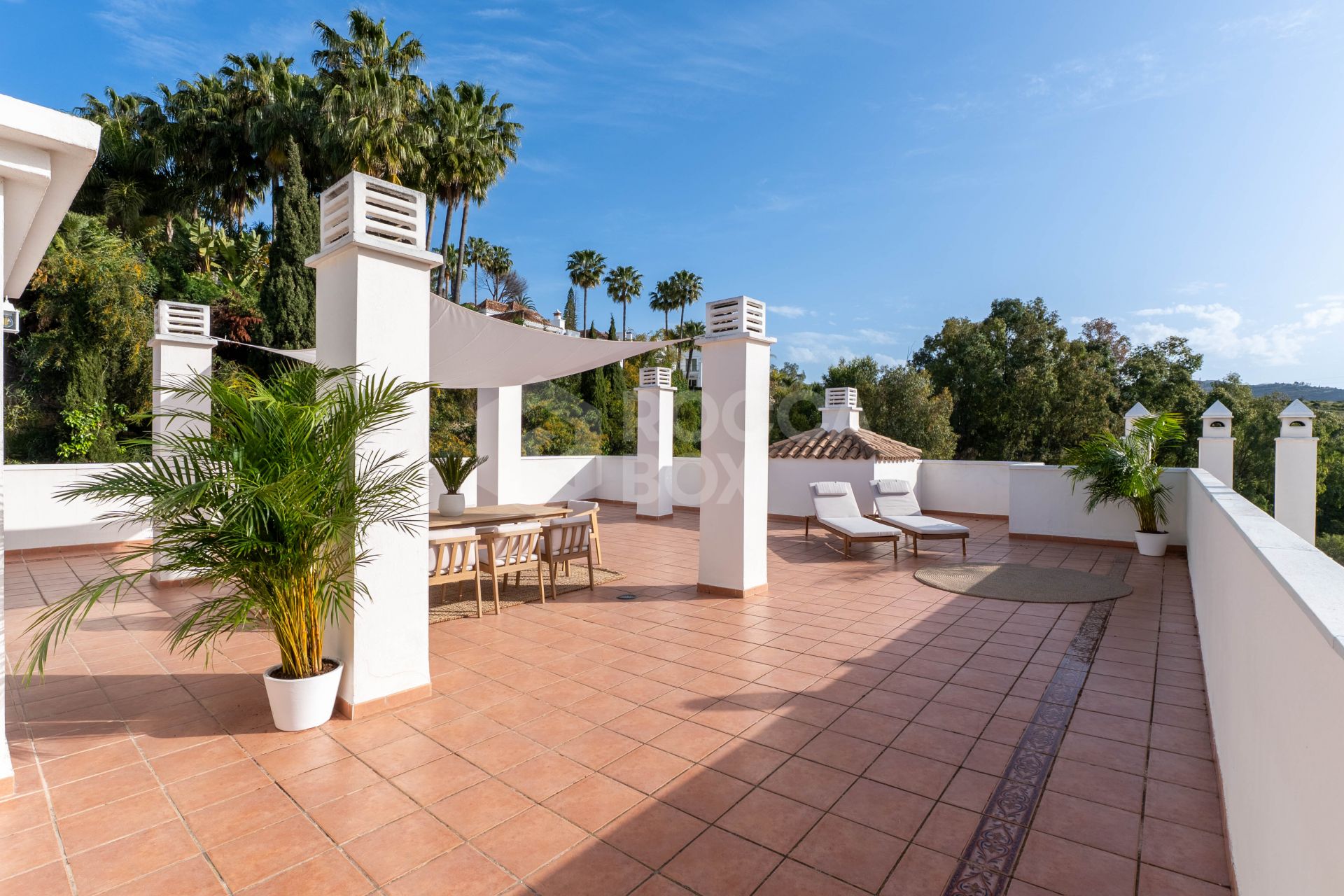 Stunning 2-level penthouse just minutes from the beach & 500m from Rio Real Golf.
