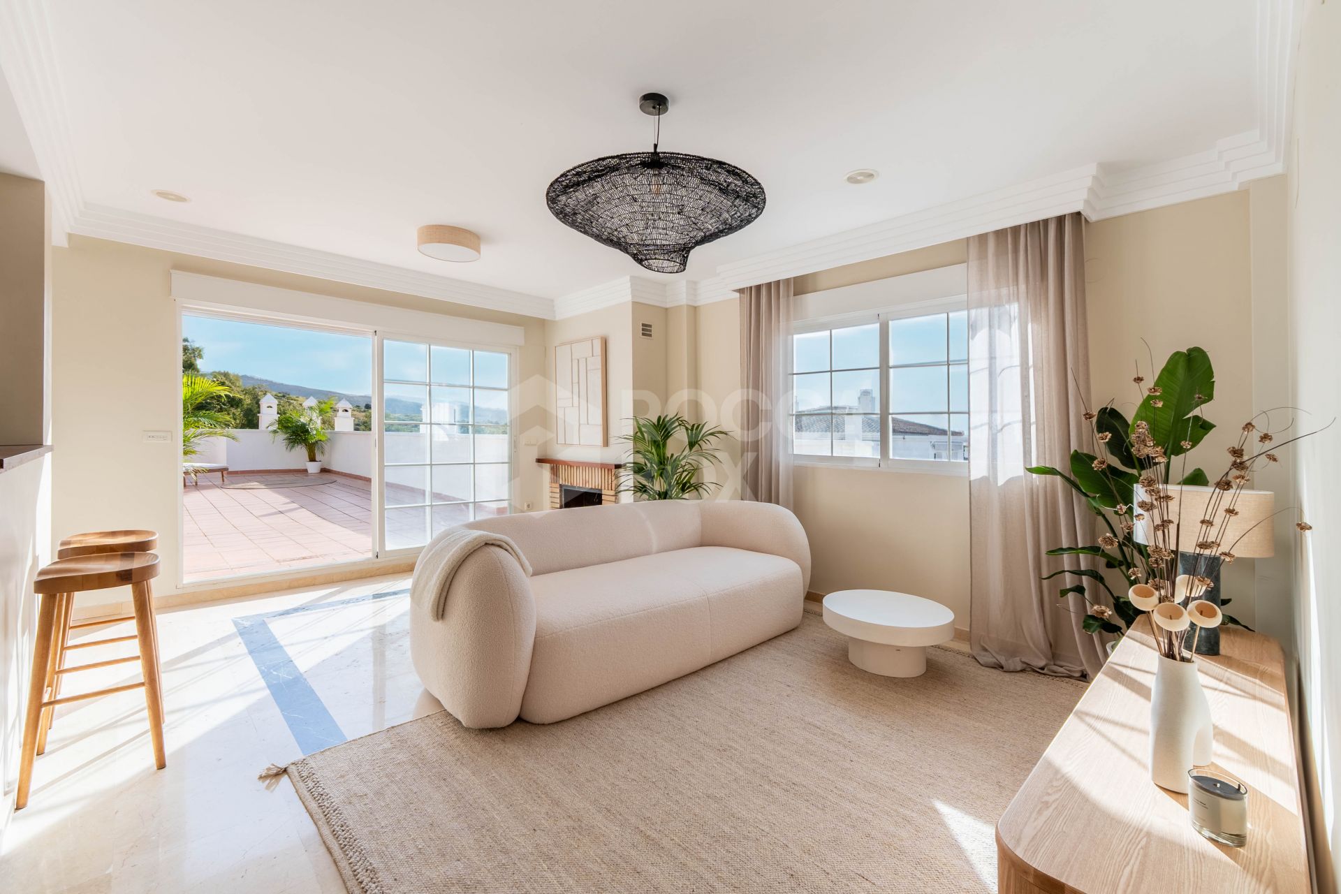 Stunning 2-level penthouse just minutes from the beach & 500m from Rio Real Golf.