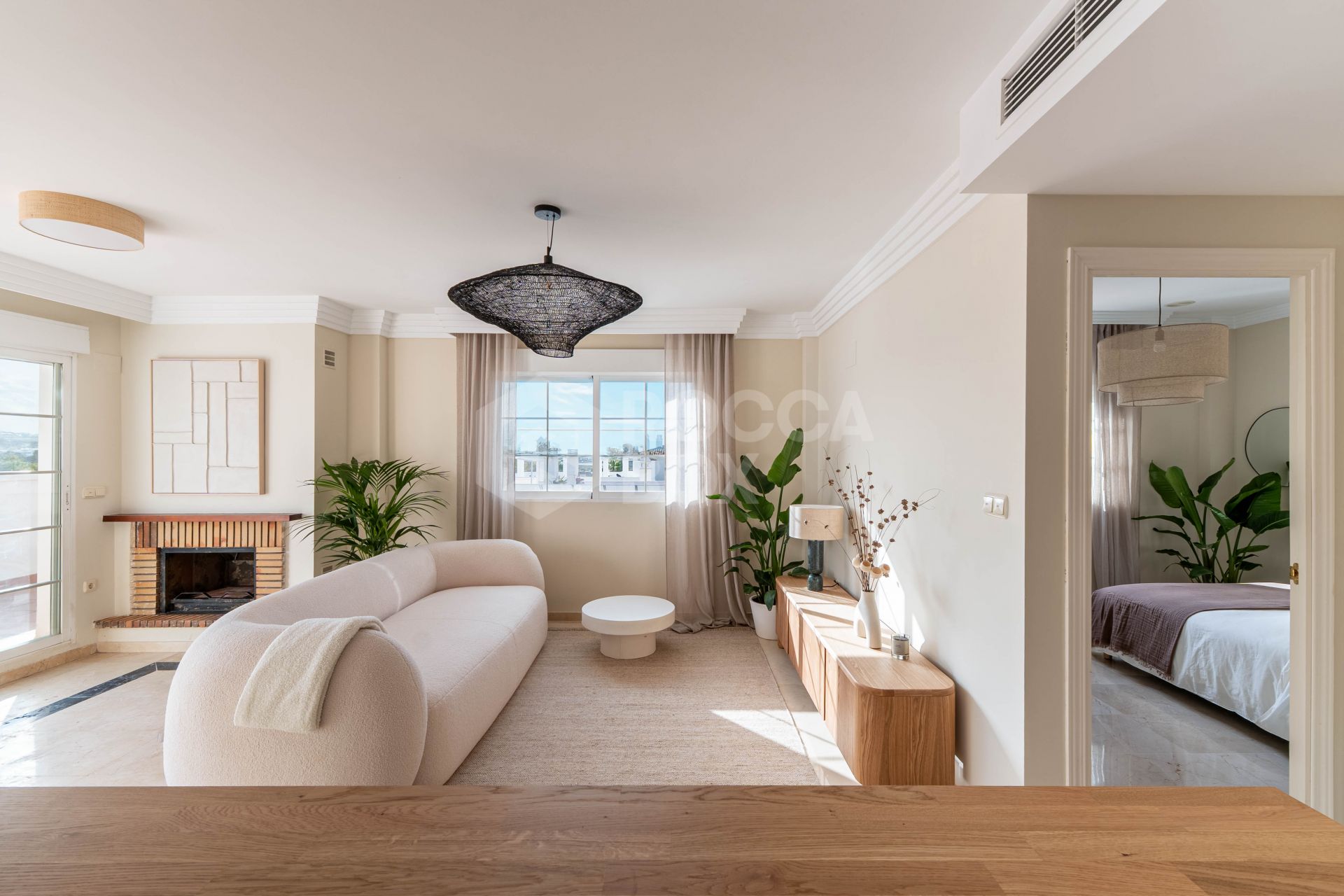 Stunning 2-level penthouse just minutes from the beach & 500m from Rio Real Golf.