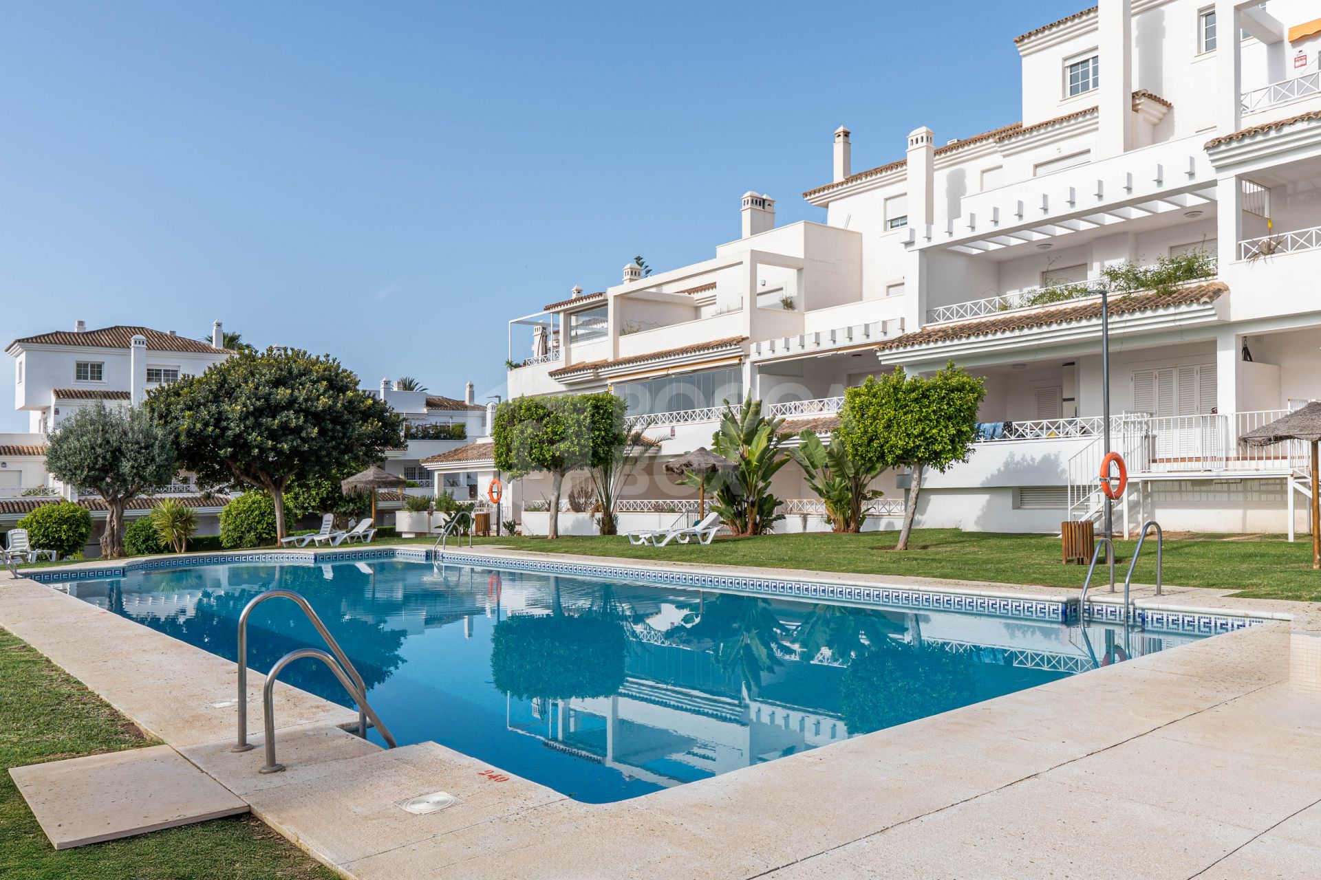 Stunning 2-level penthouse just minutes from the beach & 500m from Rio Real Golf.