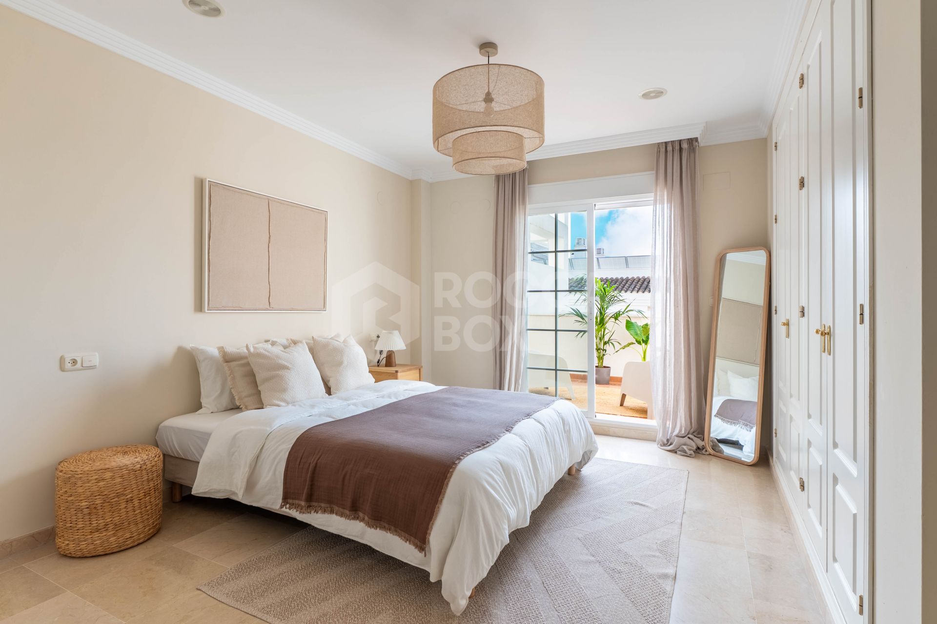 Stunning 2-level penthouse just minutes from the beach & 500m from Rio Real Golf.