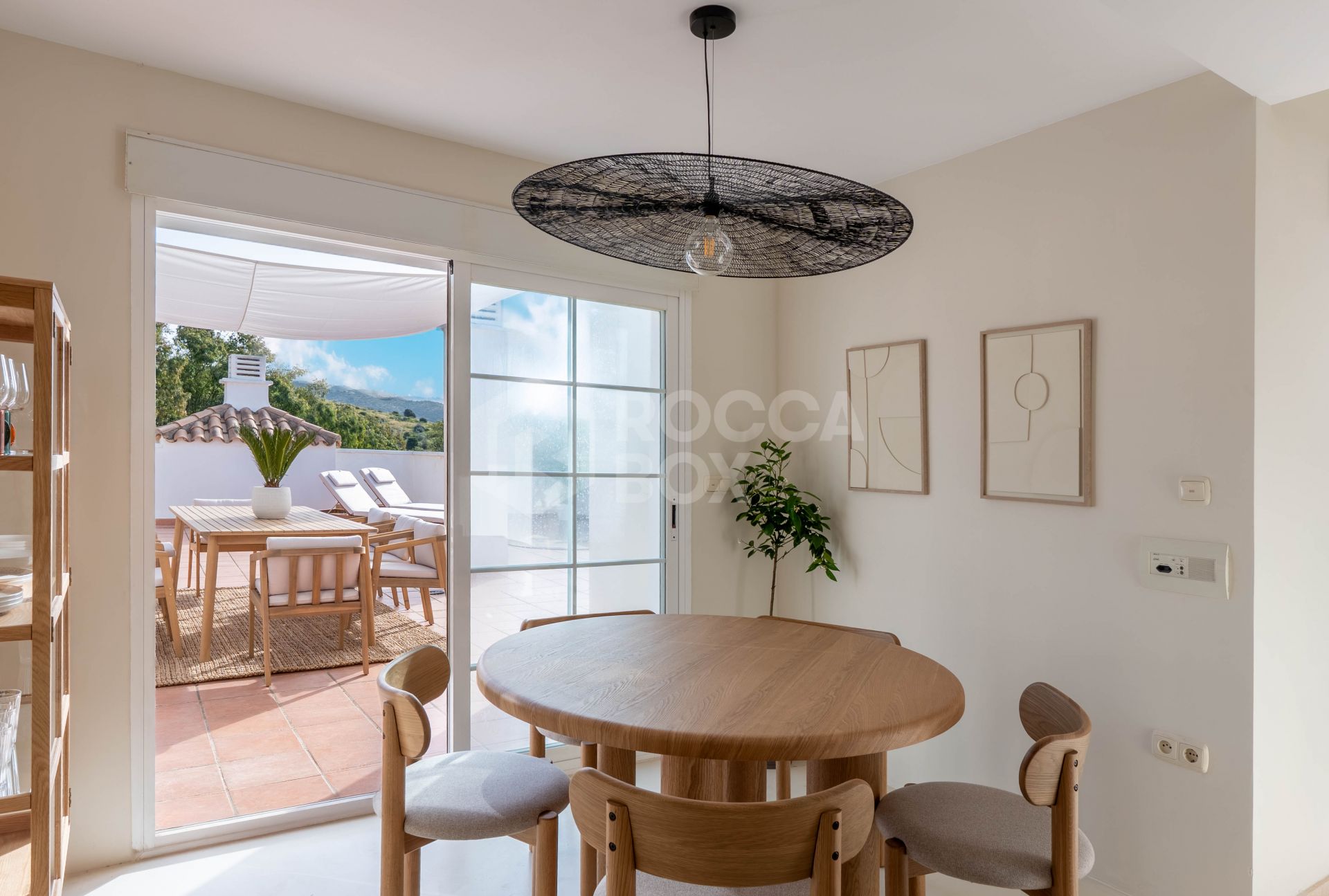 Stunning 2-level penthouse just minutes from the beach & 500m from Rio Real Golf.
