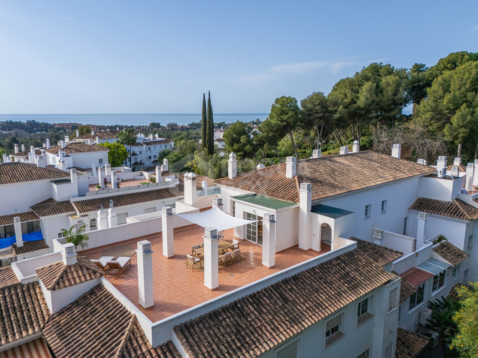 Stunning 2-level penthouse just minutes from the beach & 500m from Rio Real Golf.