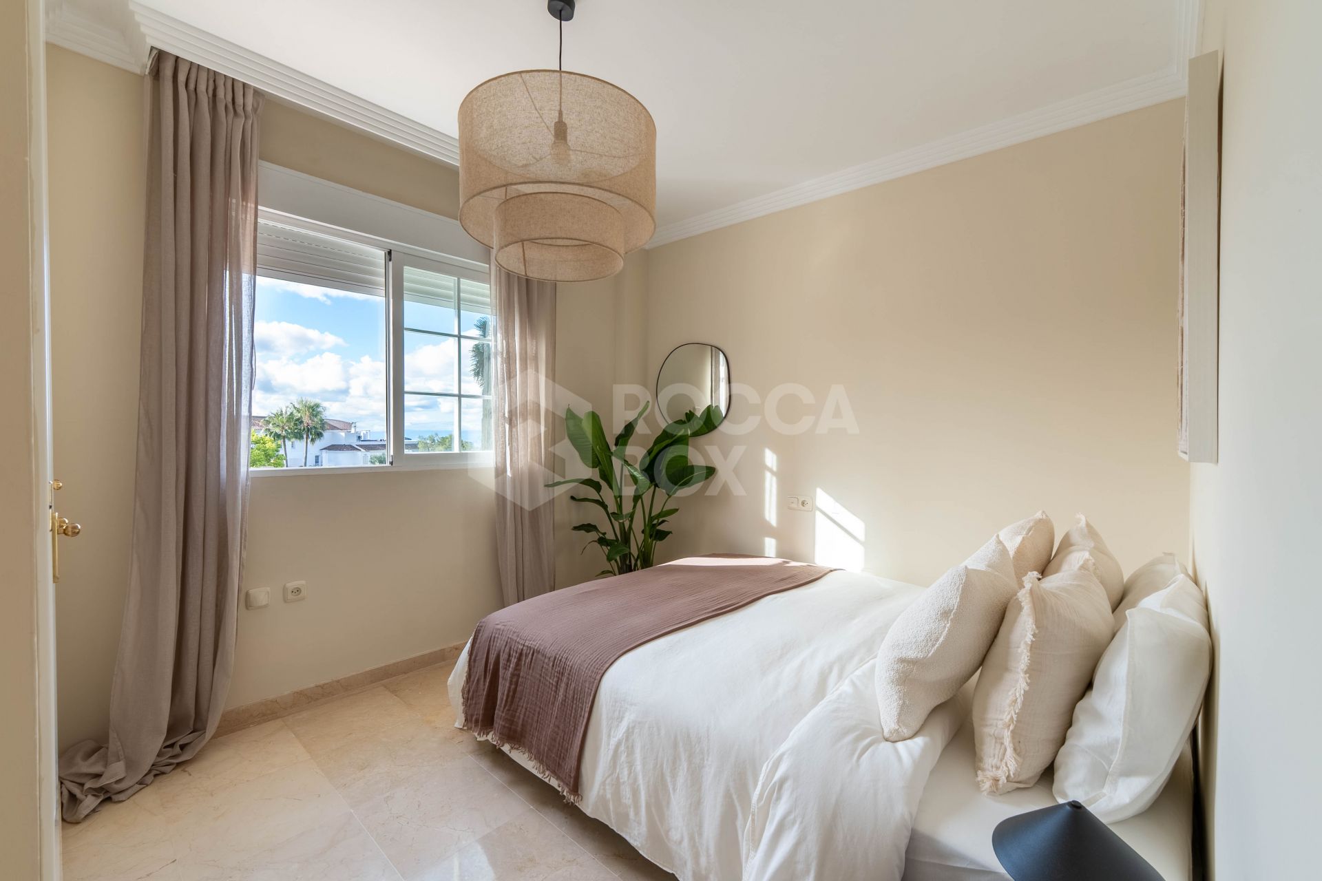 Stunning 2-level penthouse just minutes from the beach & 500m from Rio Real Golf.