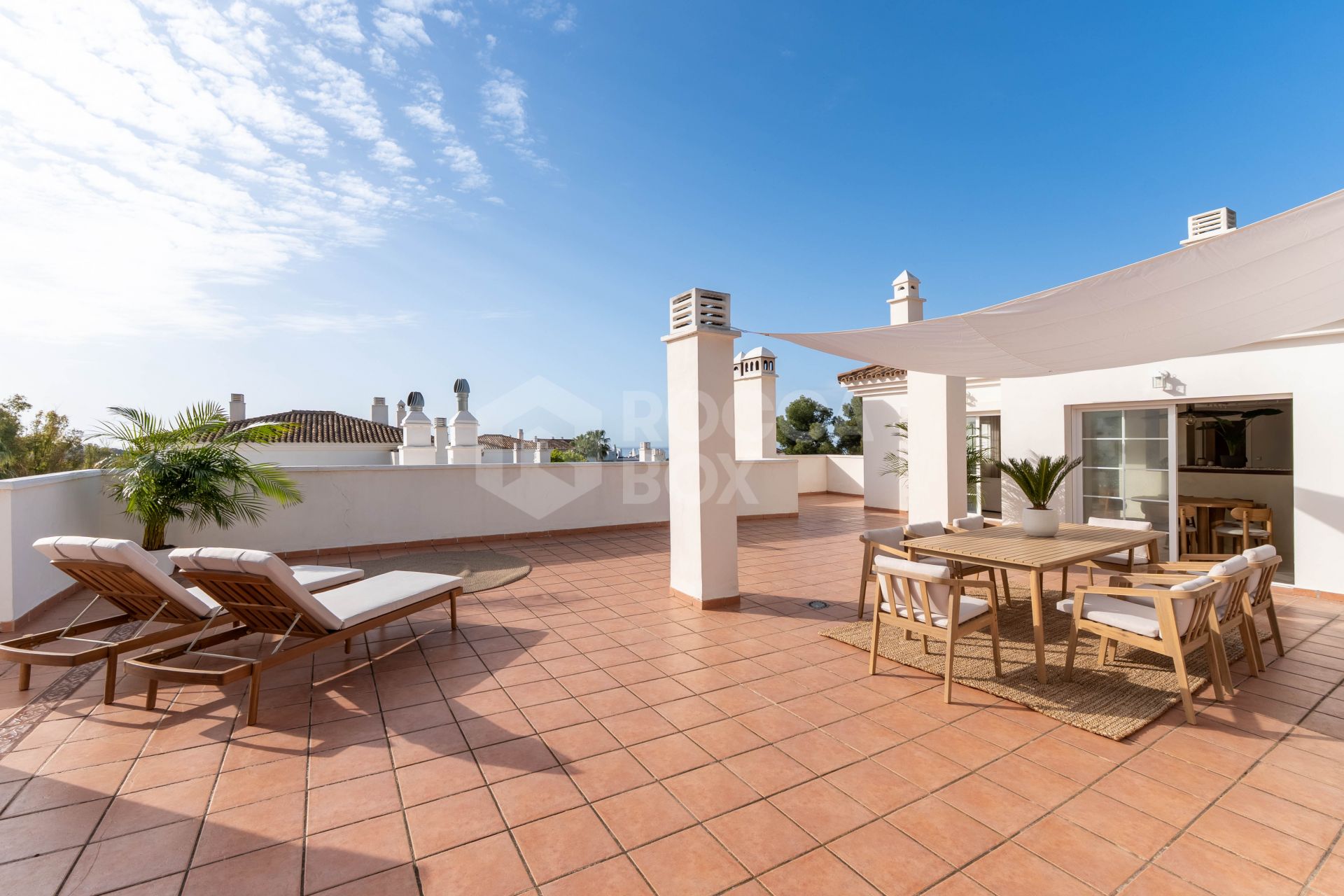 Stunning 2-level penthouse just minutes from the beach & 500m from Rio Real Golf.