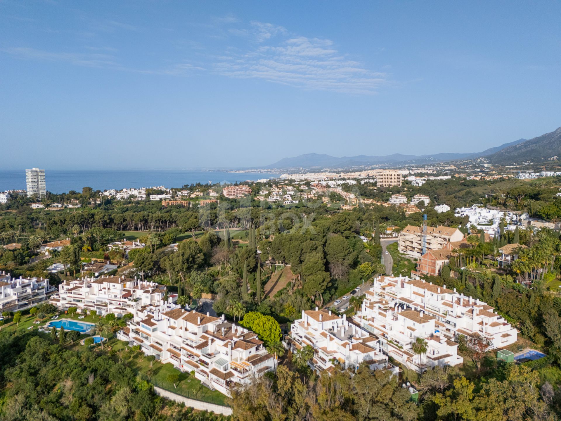 Stunning 2-level penthouse just minutes from the beach & 500m from Rio Real Golf.