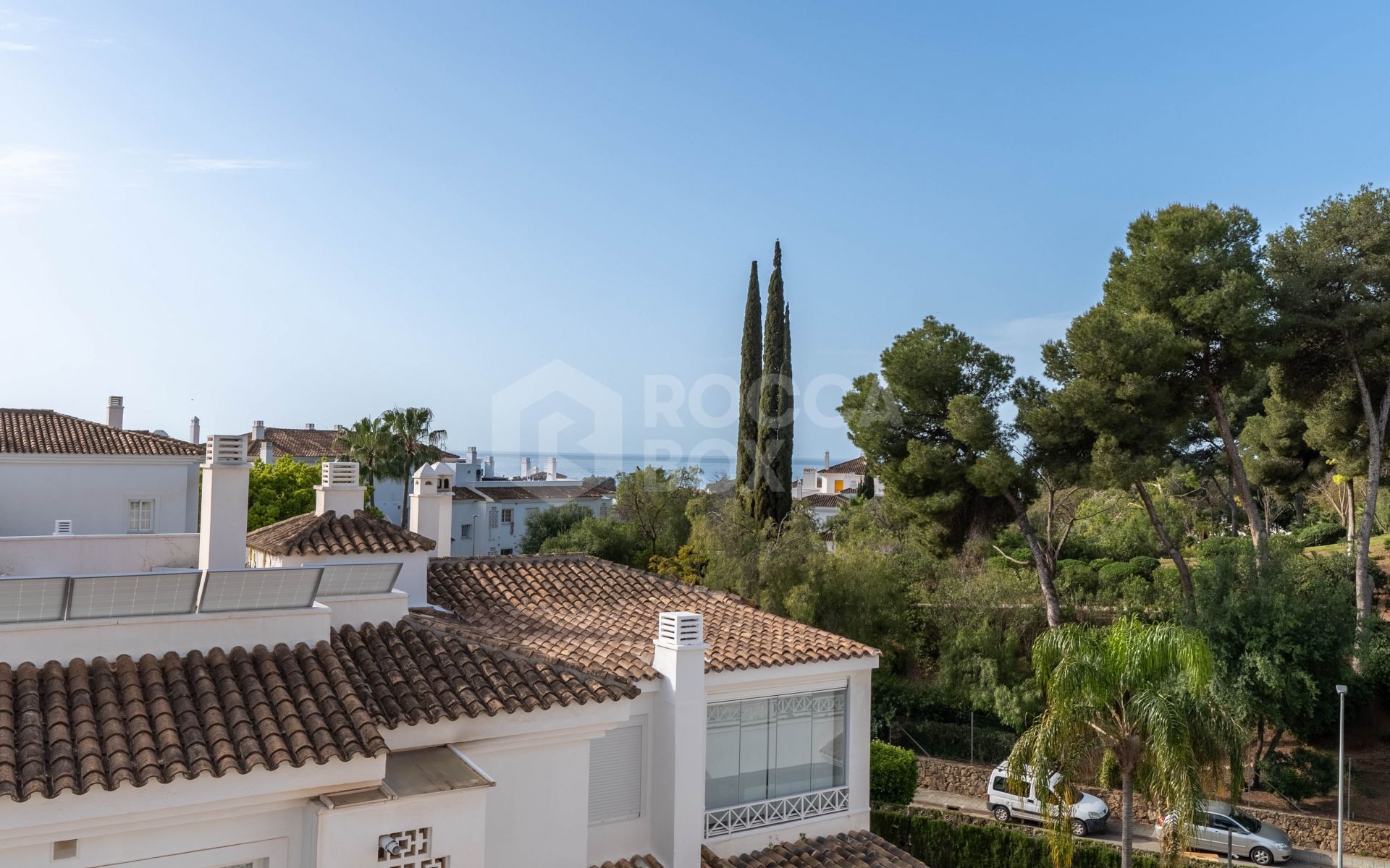 Stunning 2-level penthouse just minutes from the beach & 500m from Rio Real Golf.