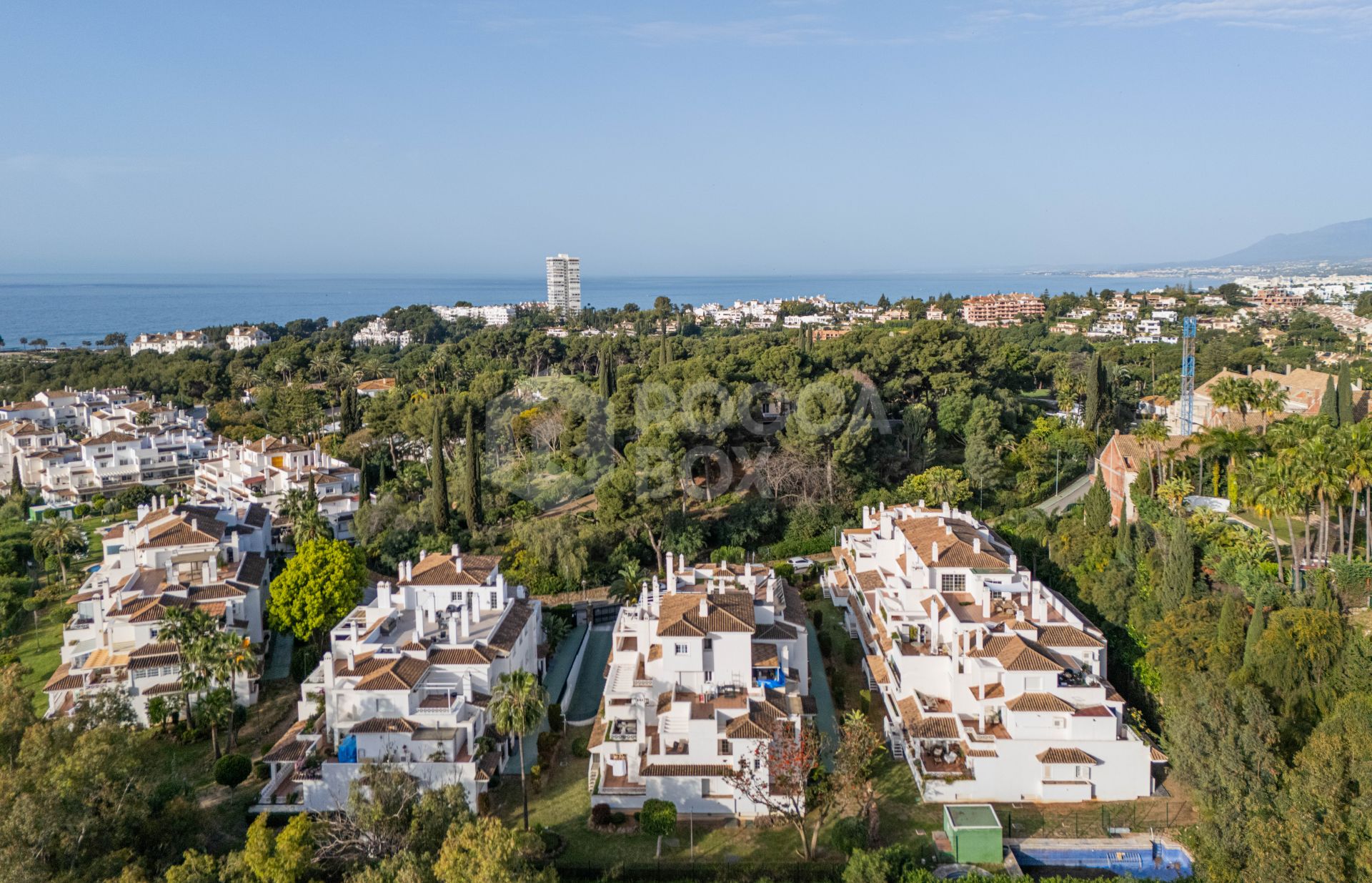 Stunning 2-level penthouse just minutes from the beach & 500m from Rio Real Golf.