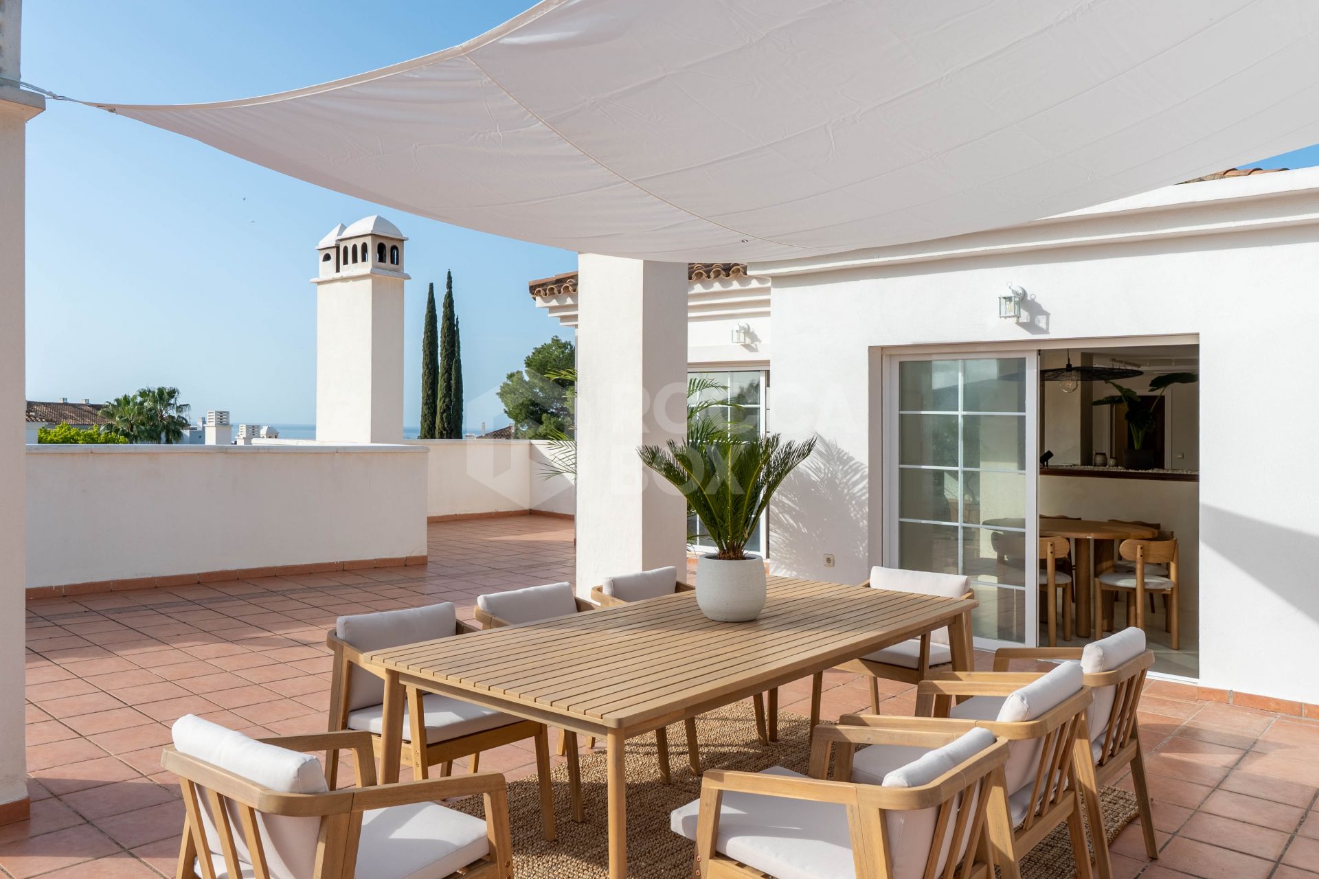 Stunning 2-level penthouse just minutes from the beach & 500m from Rio Real Golf.
