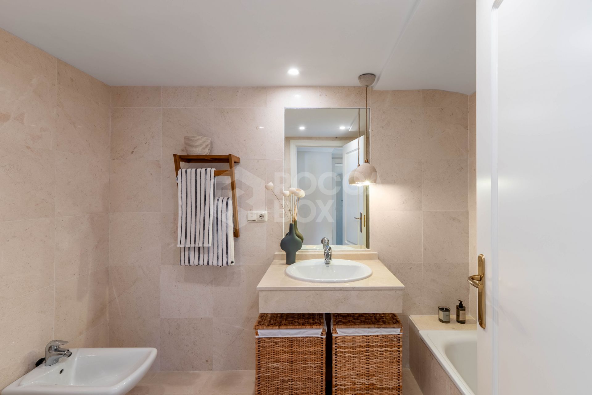 Stunning 2-level penthouse just minutes from the beach & 500m from Rio Real Golf.