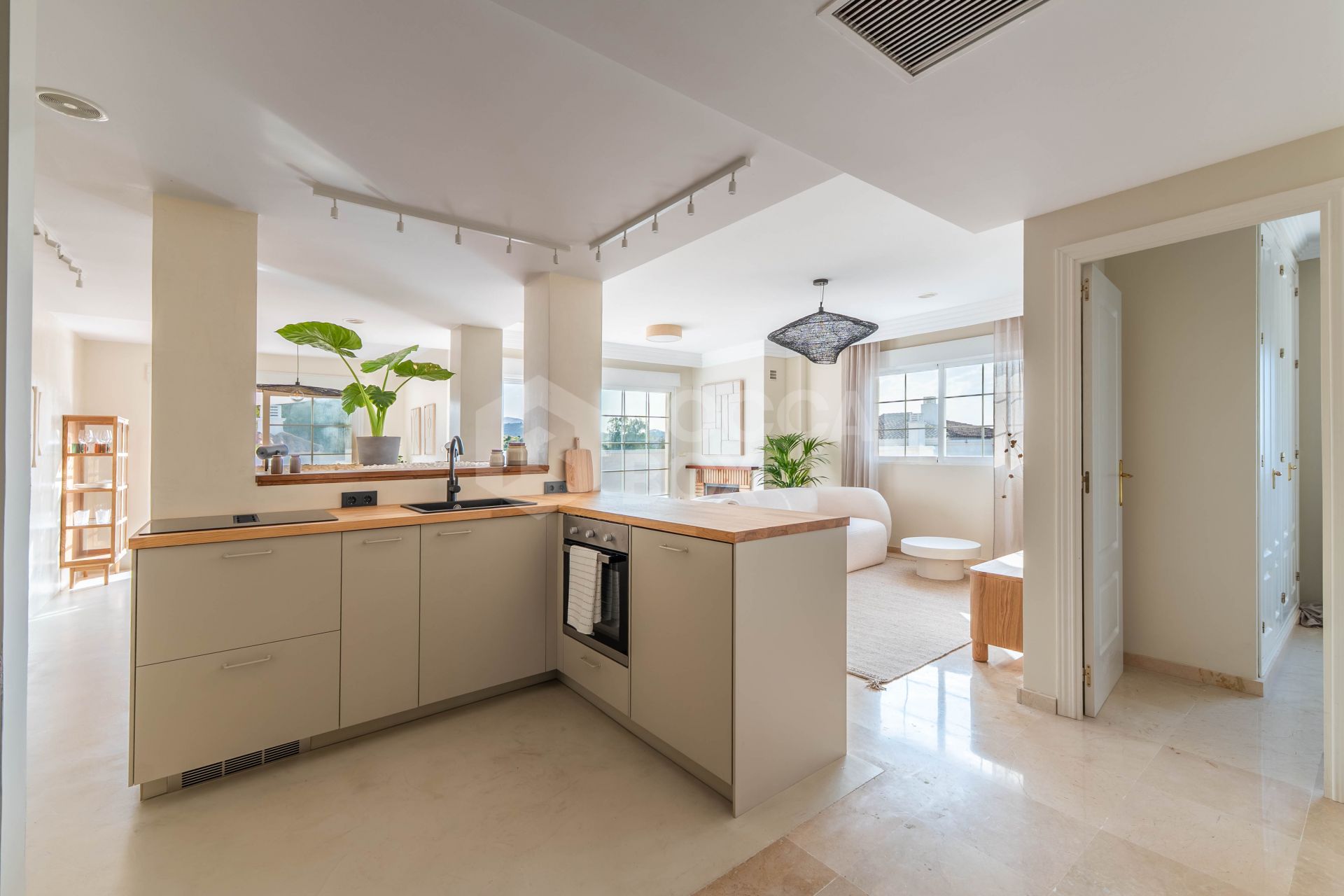 Stunning 2-level penthouse just minutes from the beach & 500m from Rio Real Golf.