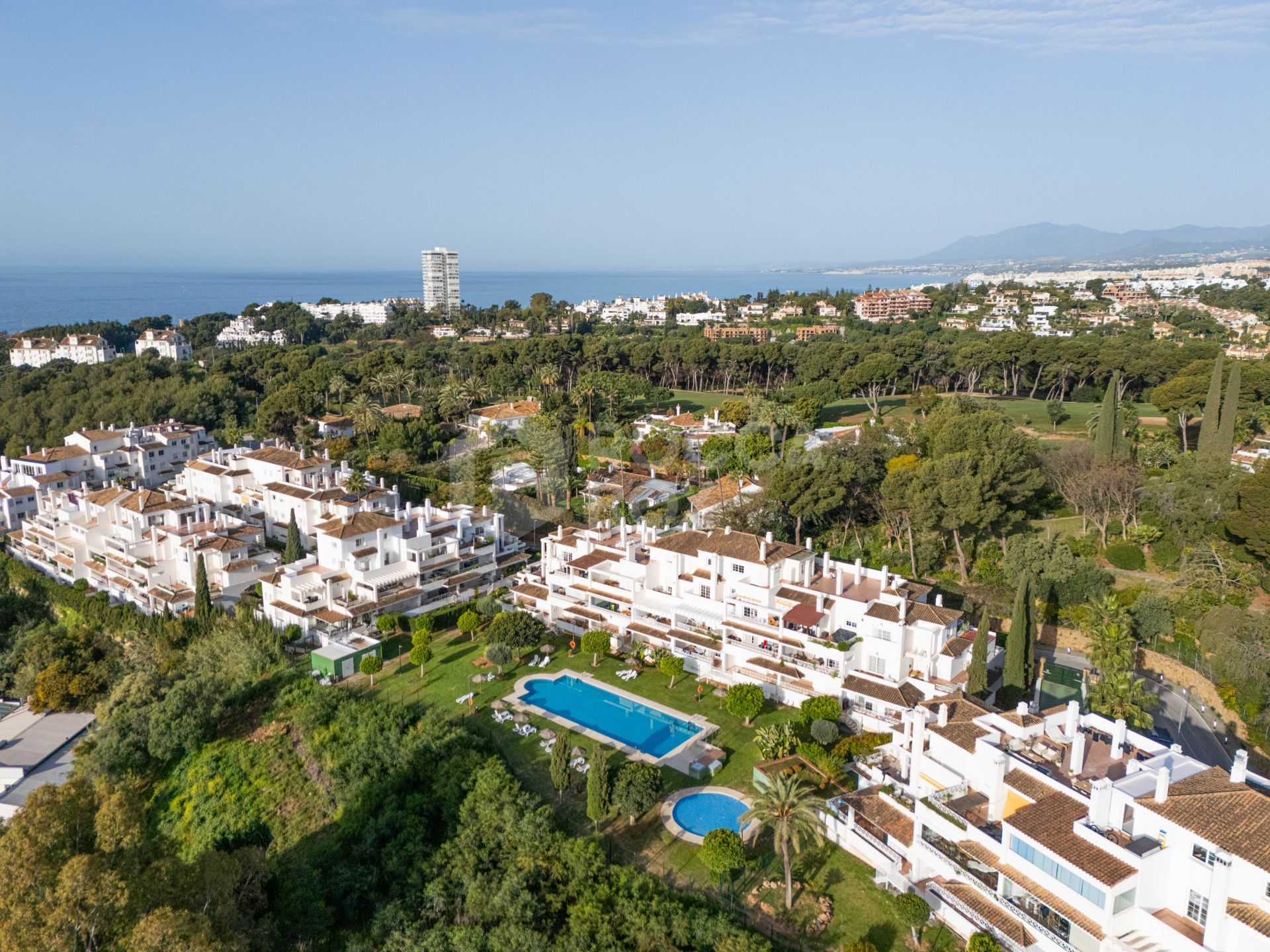 Stunning 2-level penthouse just minutes from the beach & 500m from Rio Real Golf.