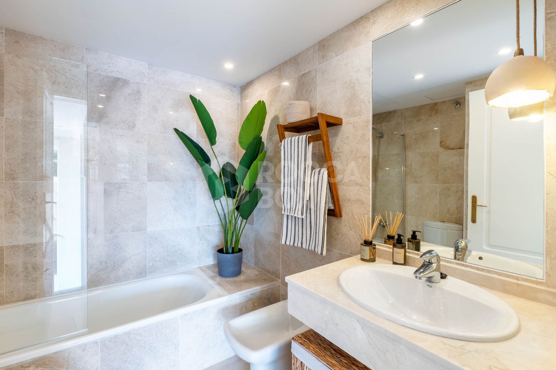 Stunning 2-level penthouse just minutes from the beach & 500m from Rio Real Golf.
