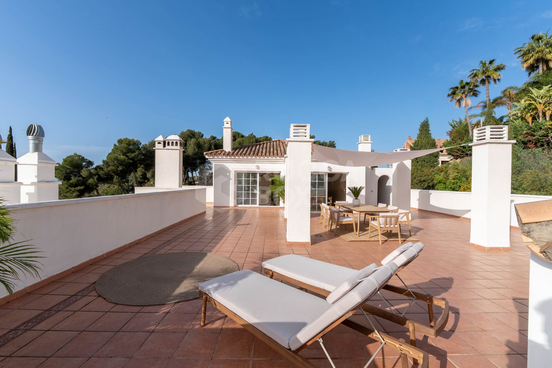 Stunning 2-level penthouse just minutes from the beach & 500m from Rio Real Golf.
