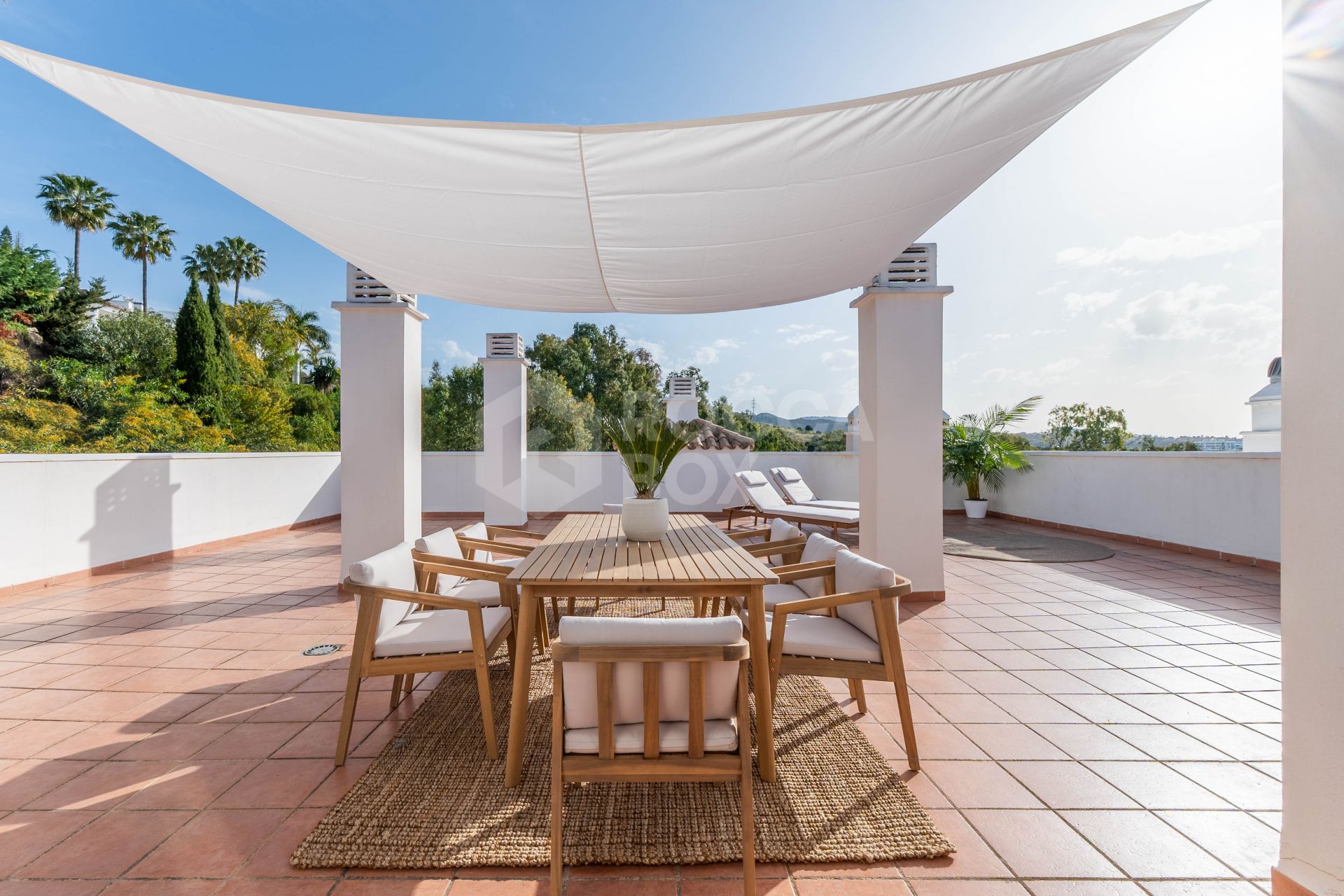 Stunning 2-level penthouse just minutes from the beach & 500m from Rio Real Golf.