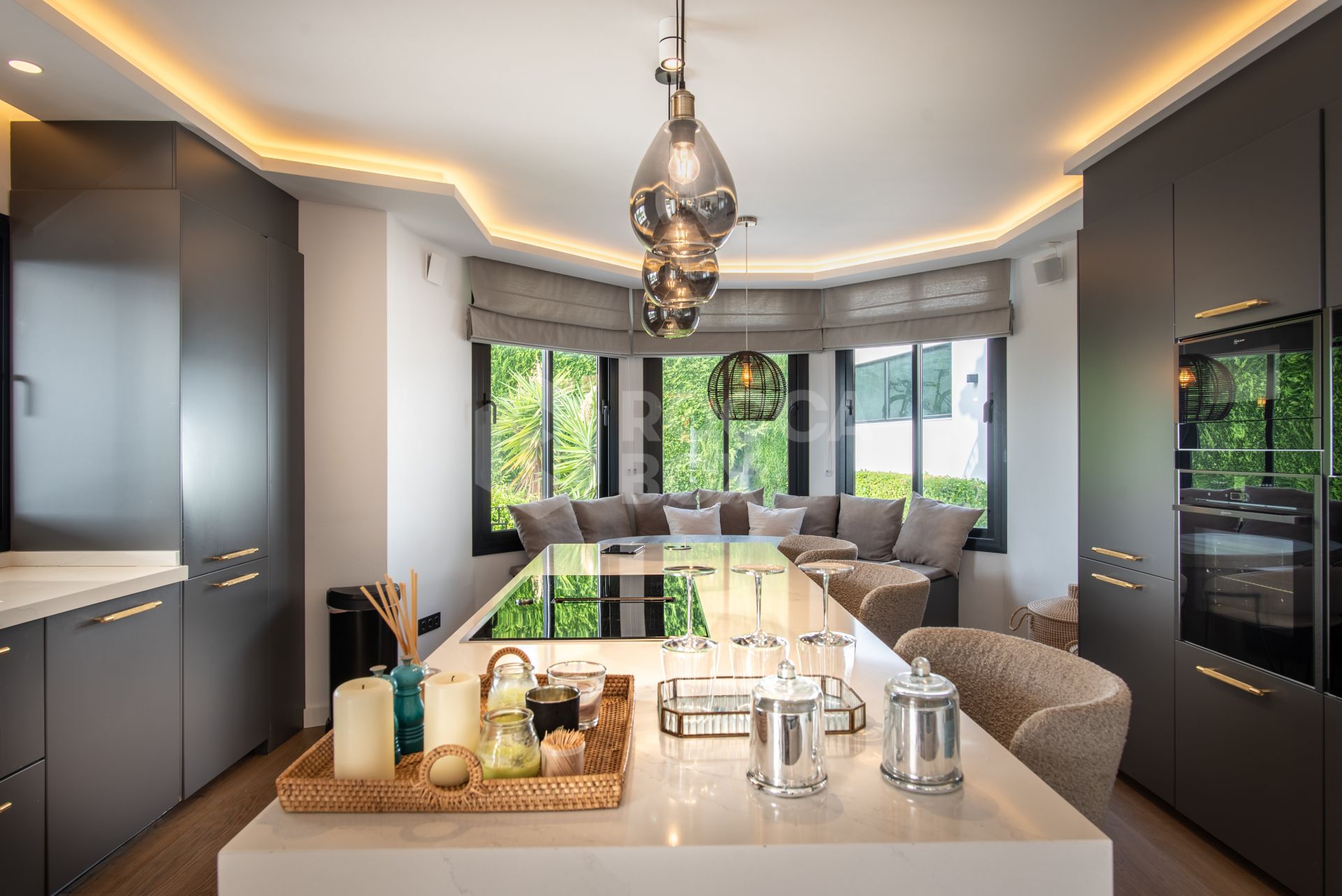 Modern 5-bedroom villa in La Quinta, Benahavís with sea, golf & mountain views, private pool, outdoor gym, and just 4 km from the beach