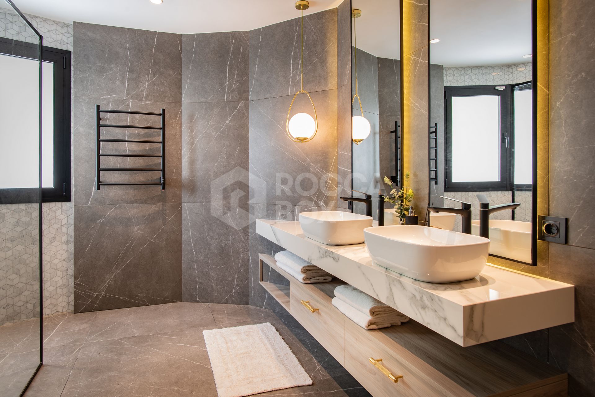 Modern 5-bedroom villa in La Quinta, Benahavís with sea, golf & mountain views, private pool, outdoor gym, and just 4 km from the beach