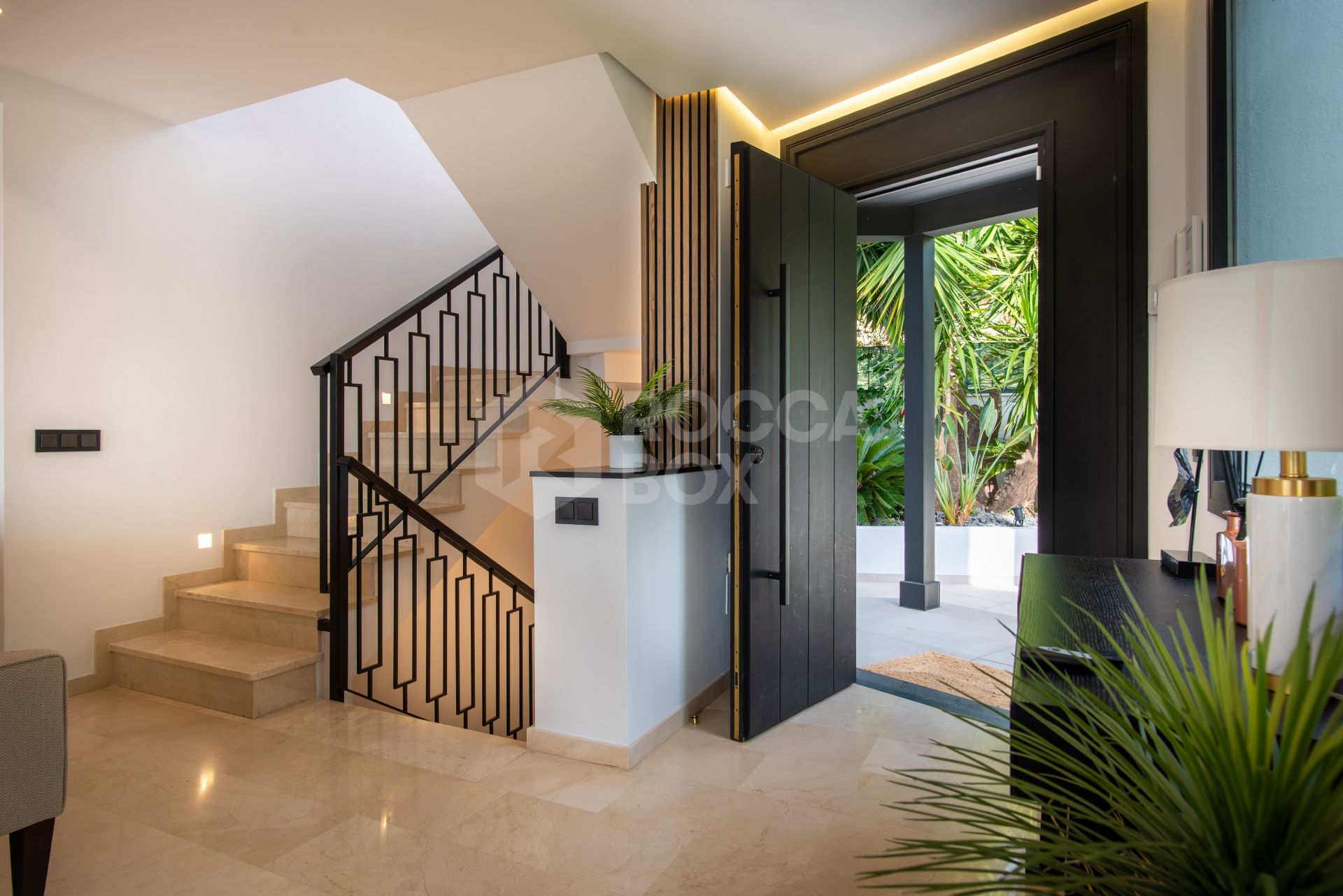 Modern 5-bedroom villa in La Quinta, Benahavís with sea, golf & mountain views, private pool, outdoor gym, and just 4 km from the beach