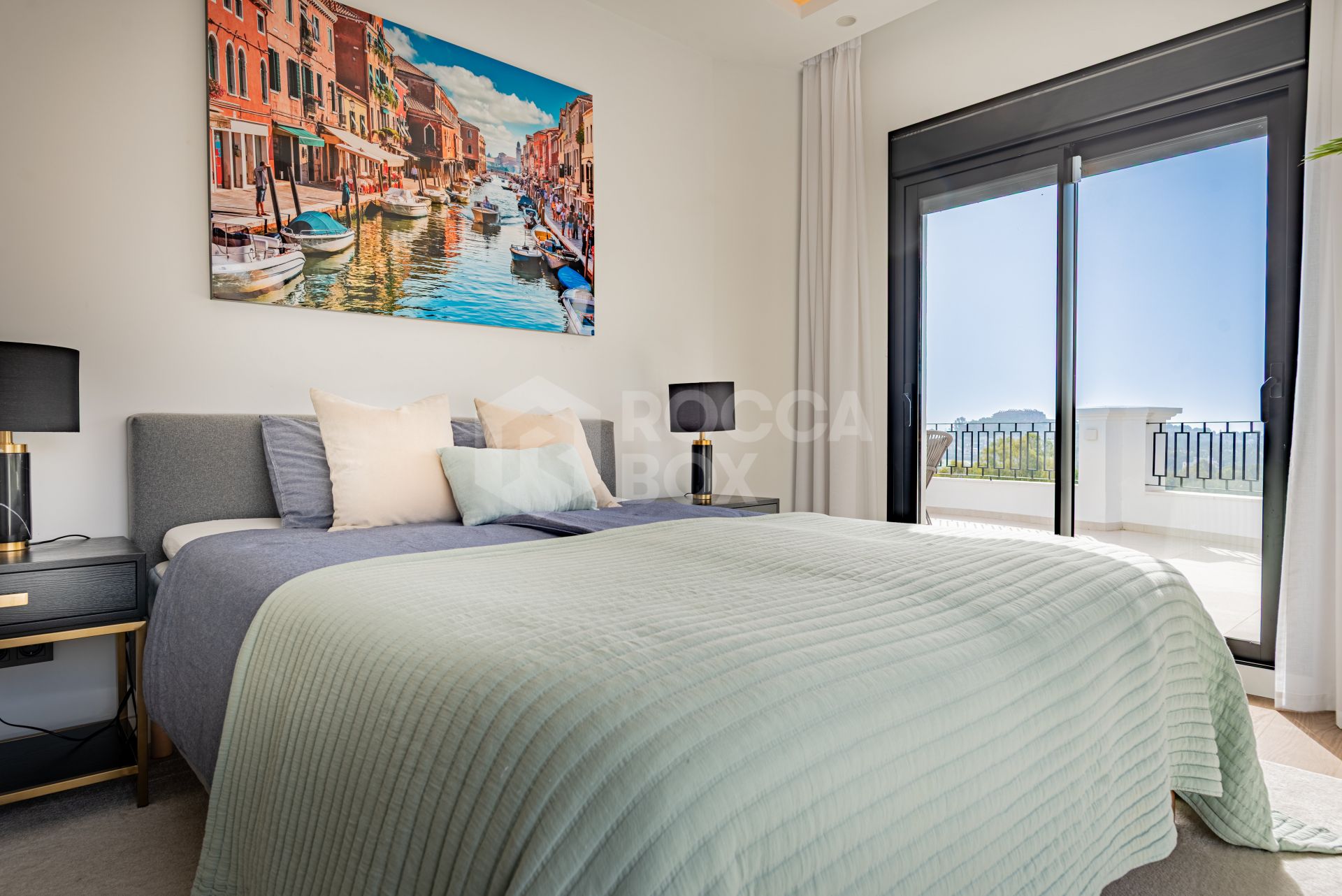 Modern 5-bedroom villa in La Quinta, Benahavís with sea, golf & mountain views, private pool, outdoor gym, and just 4 km from the beach