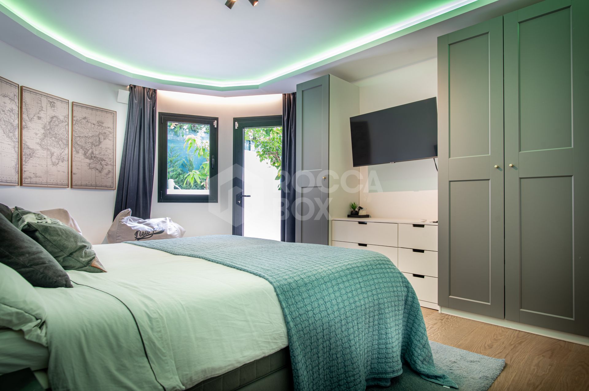 Modern 5-bedroom villa in La Quinta, Benahavís with sea, golf & mountain views, private pool, outdoor gym, and just 4 km from the beach