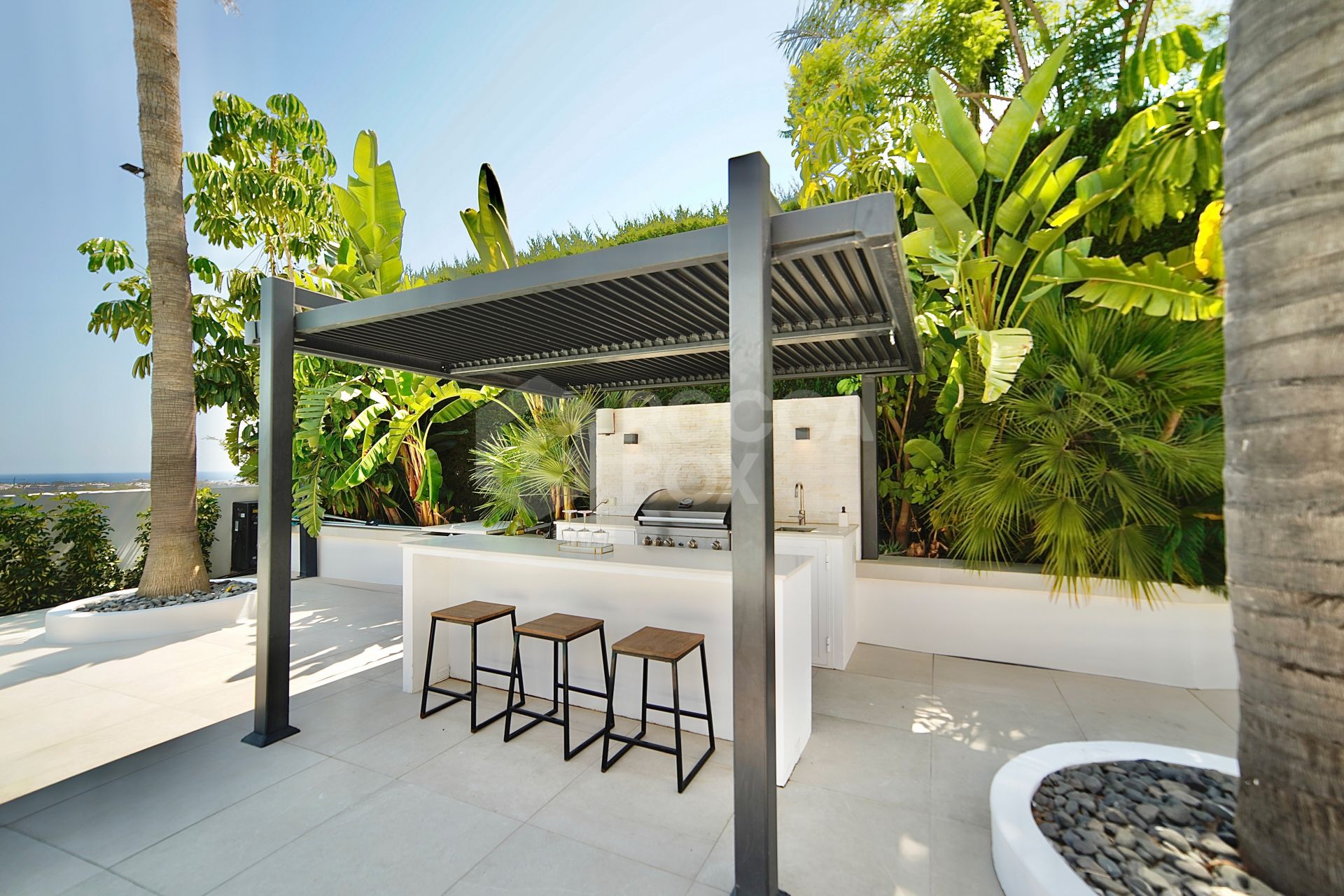 Modern 5-bedroom villa in La Quinta, Benahavís with sea, golf & mountain views, private pool, outdoor gym, and just 4 km from the beach