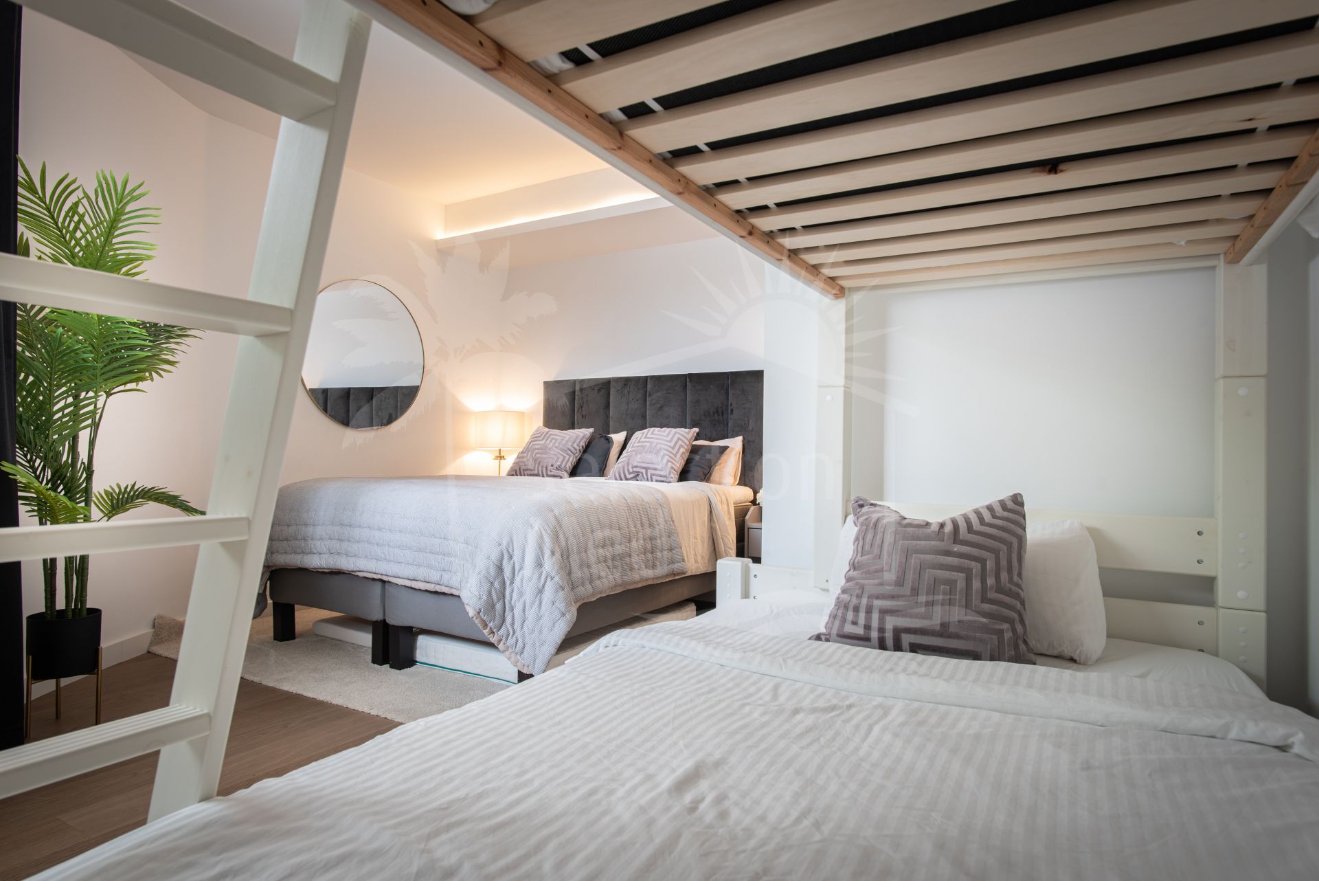 Villa moderna de 5 dormitorios en La Quinta, Benahavís con vistas al mar, golf & montaña, piscina privada, gimnasio al aire libre, y a sólo 4 km de la playa