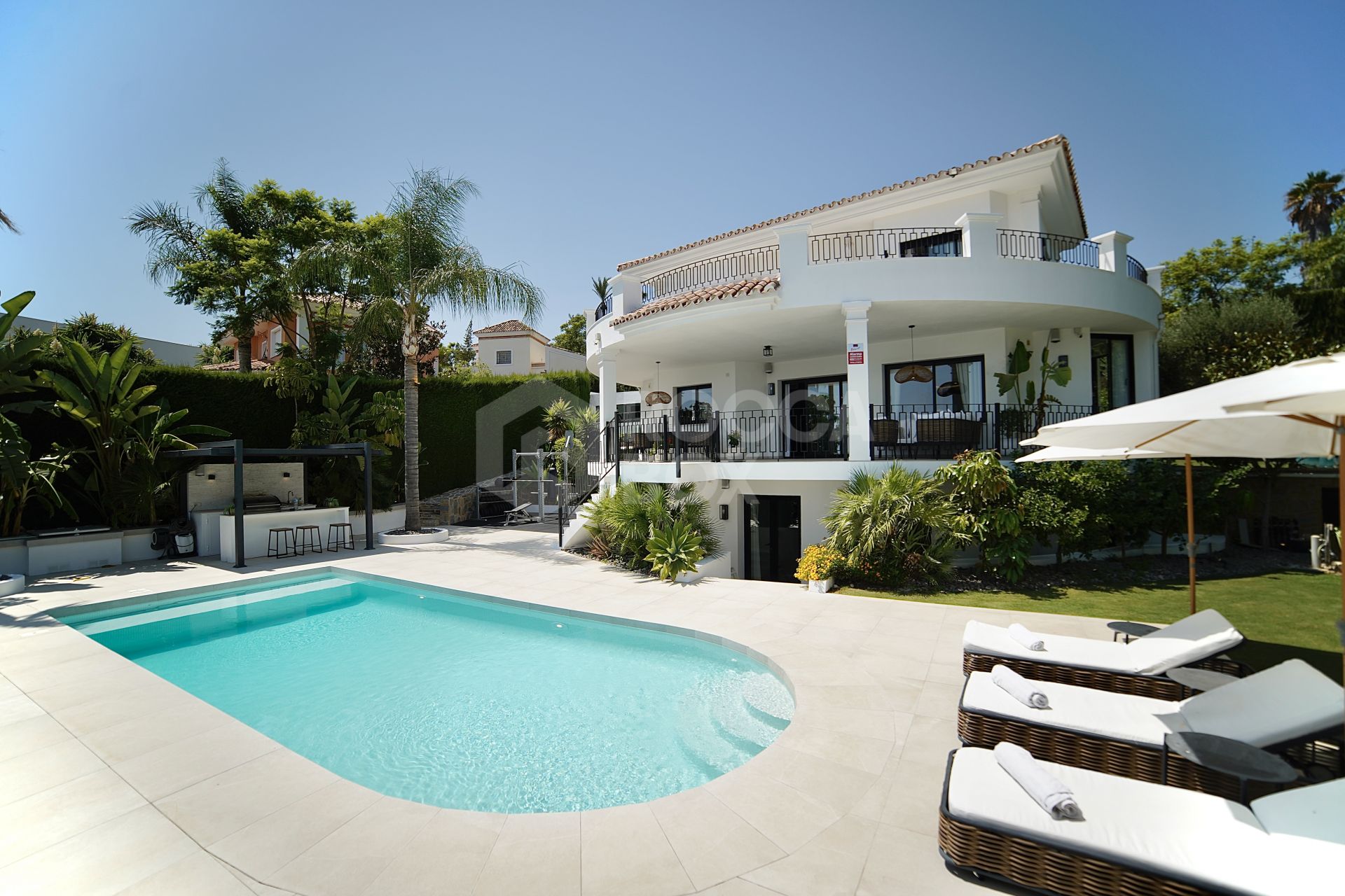 Modern 5-bedroom villa in La Quinta, Benahavís with sea, golf & mountain views, private pool, outdoor gym, and just 4 km from the beach