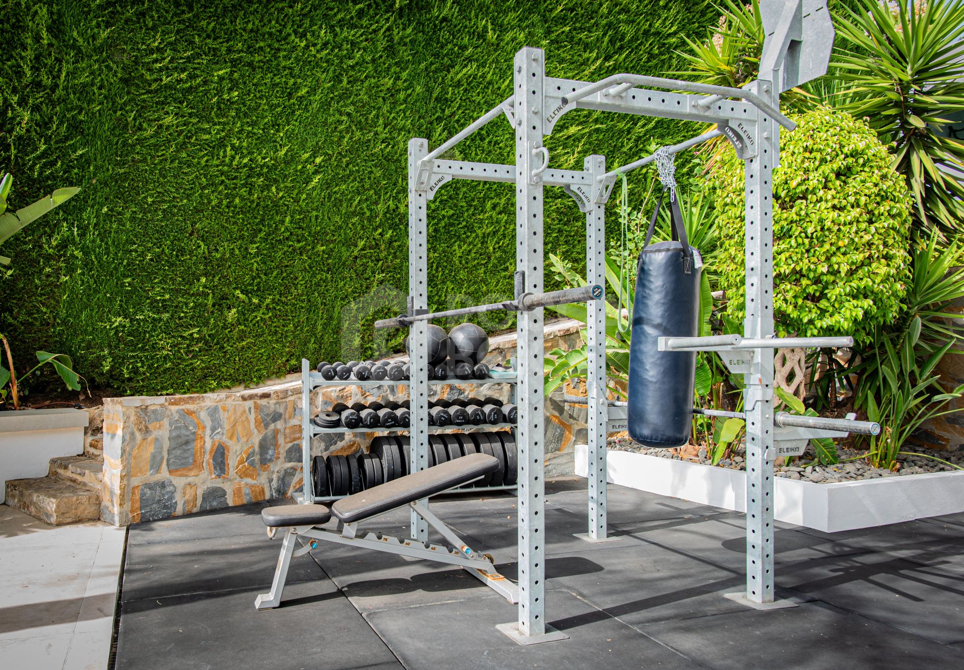 Modern 5-bedroom villa in La Quinta, Benahavís with sea, golf & mountain views, private pool, outdoor gym, and just 4 km from the beach