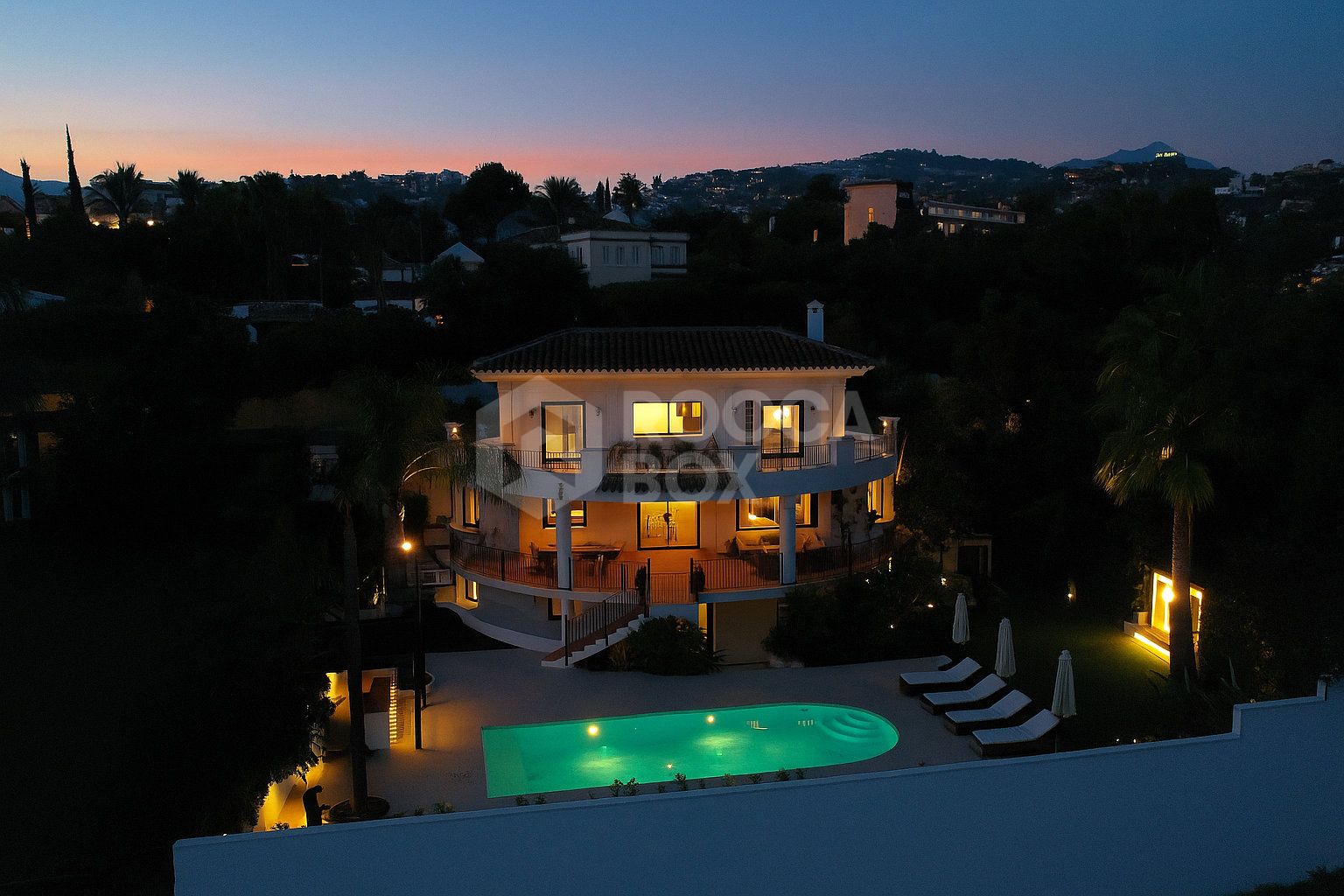 Modern 5-bedroom villa in La Quinta, Benahavís with sea, golf & mountain views, private pool, outdoor gym, and just 4 km from the beach