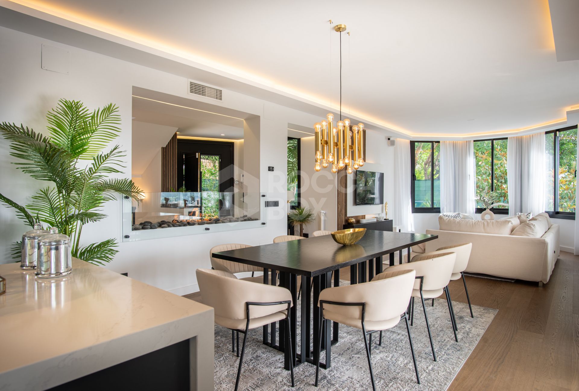 Modern 5-bedroom villa in La Quinta, Benahavís with sea, golf & mountain views, private pool, outdoor gym, and just 4 km from the beach