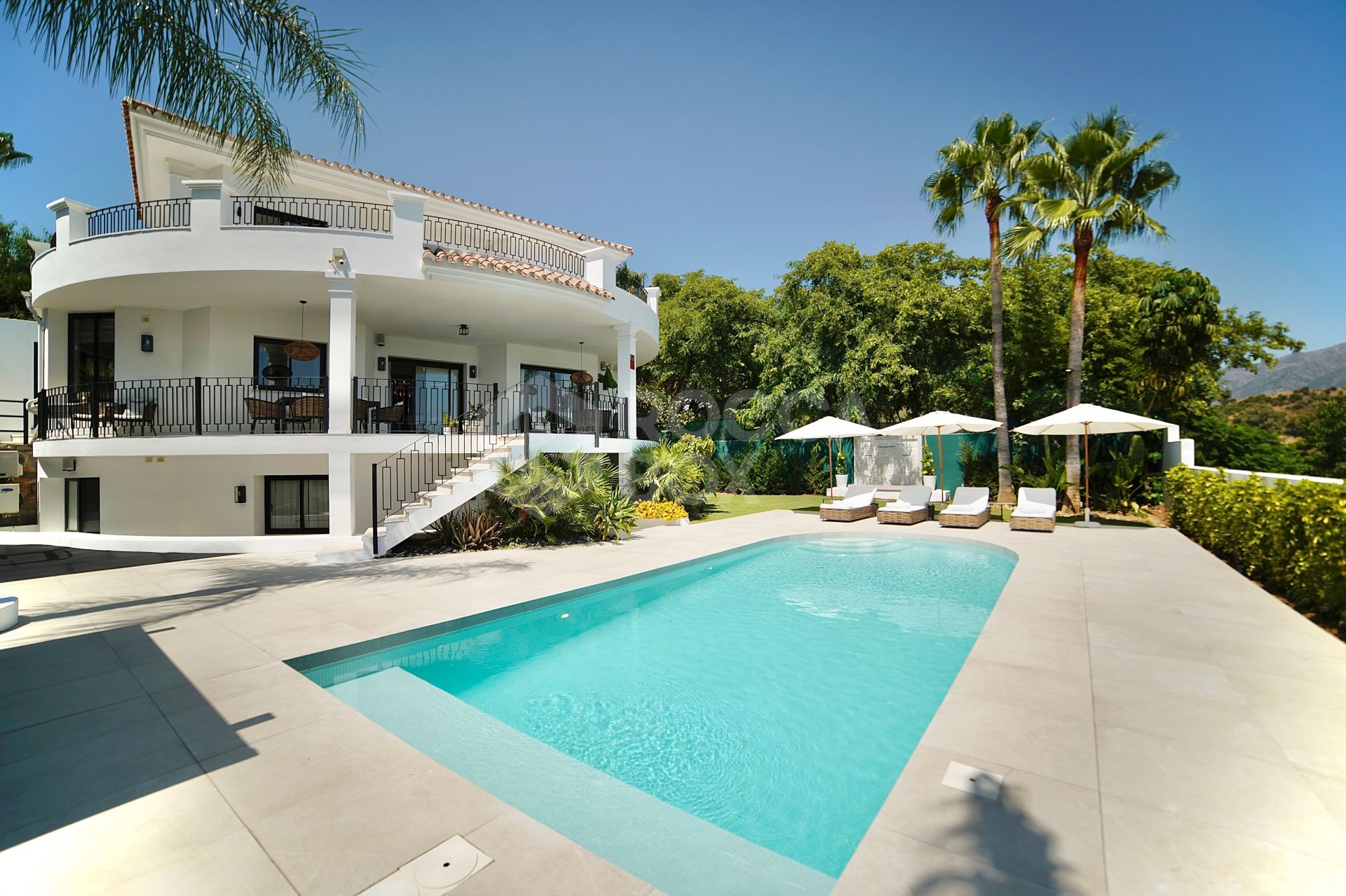 Modern 5-bedroom villa in La Quinta, Benahavís with sea, golf & mountain views, private pool, outdoor gym, and just 4 km from the beach