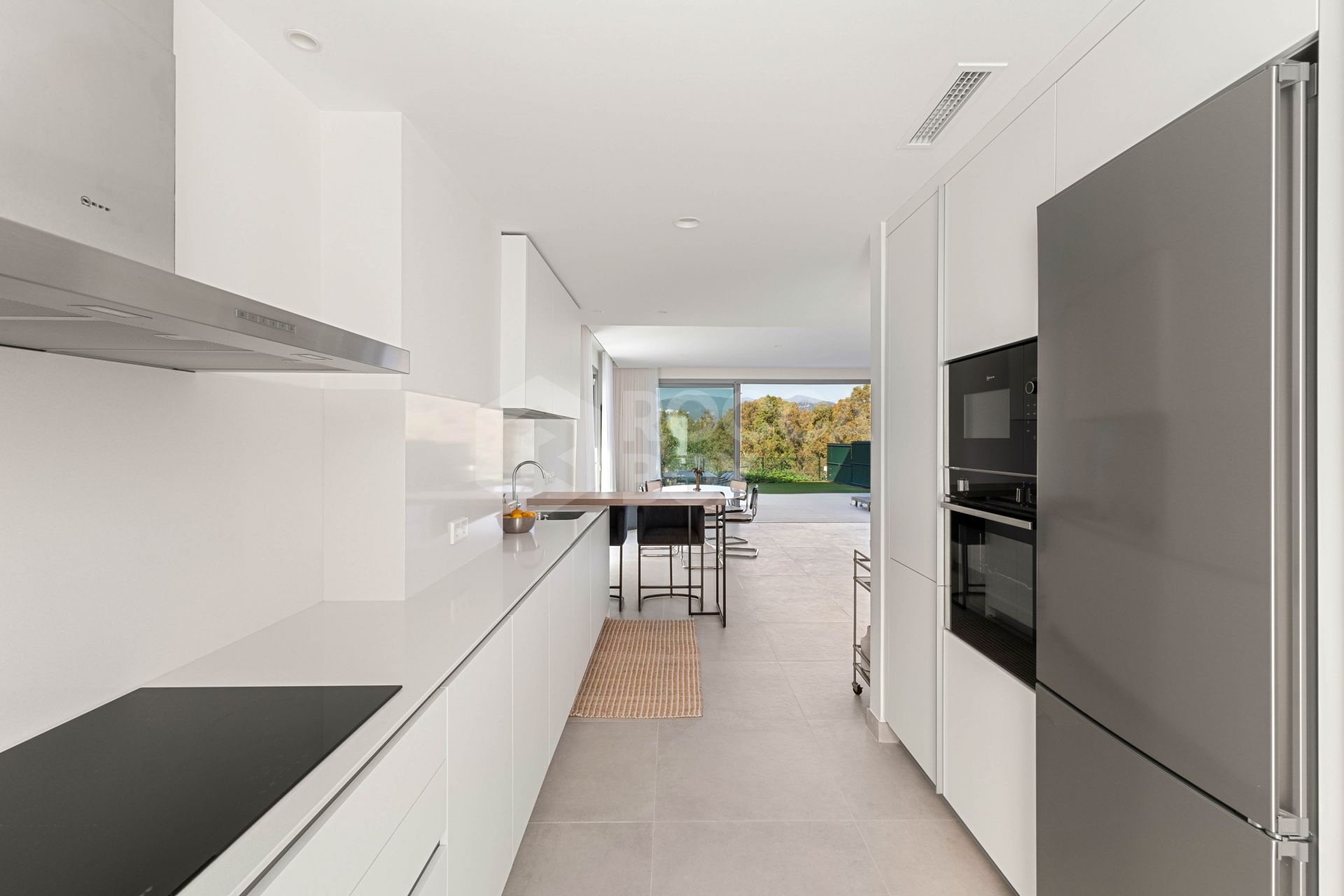 Semi-detached Villa Treetops in Guadalmina, a luxurious contemporary villa with mountain views