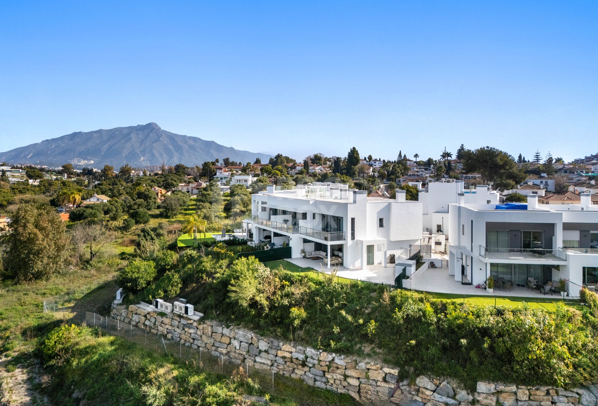Semi-detached Villa Treetops in Guadalmina, a luxurious contemporary villa with mountain views