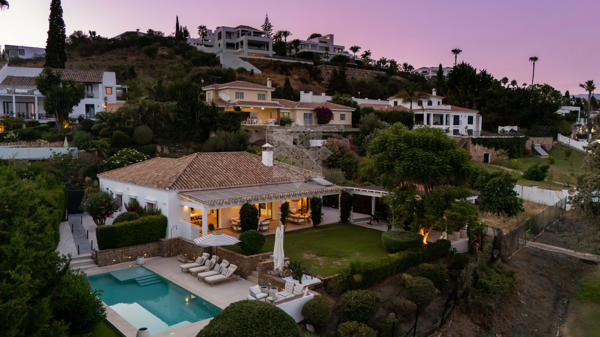 Villa in Altos del Paraiso, Benahavis