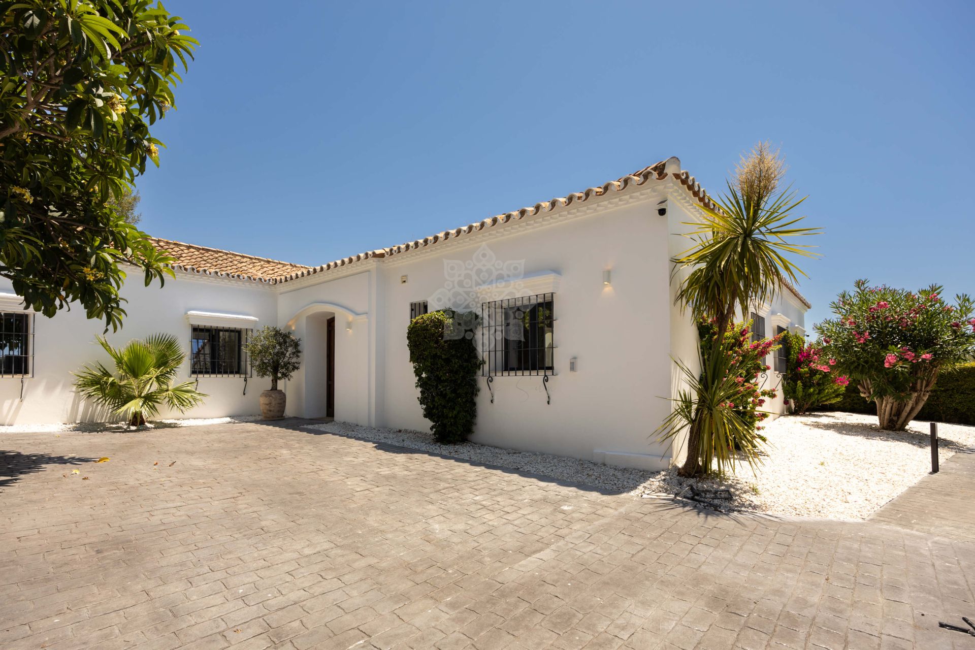 Villa in Altos del Paraiso, Benahavis