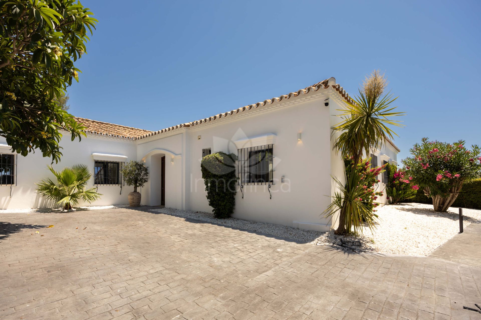 Villa in Altos del Paraiso, Benahavis