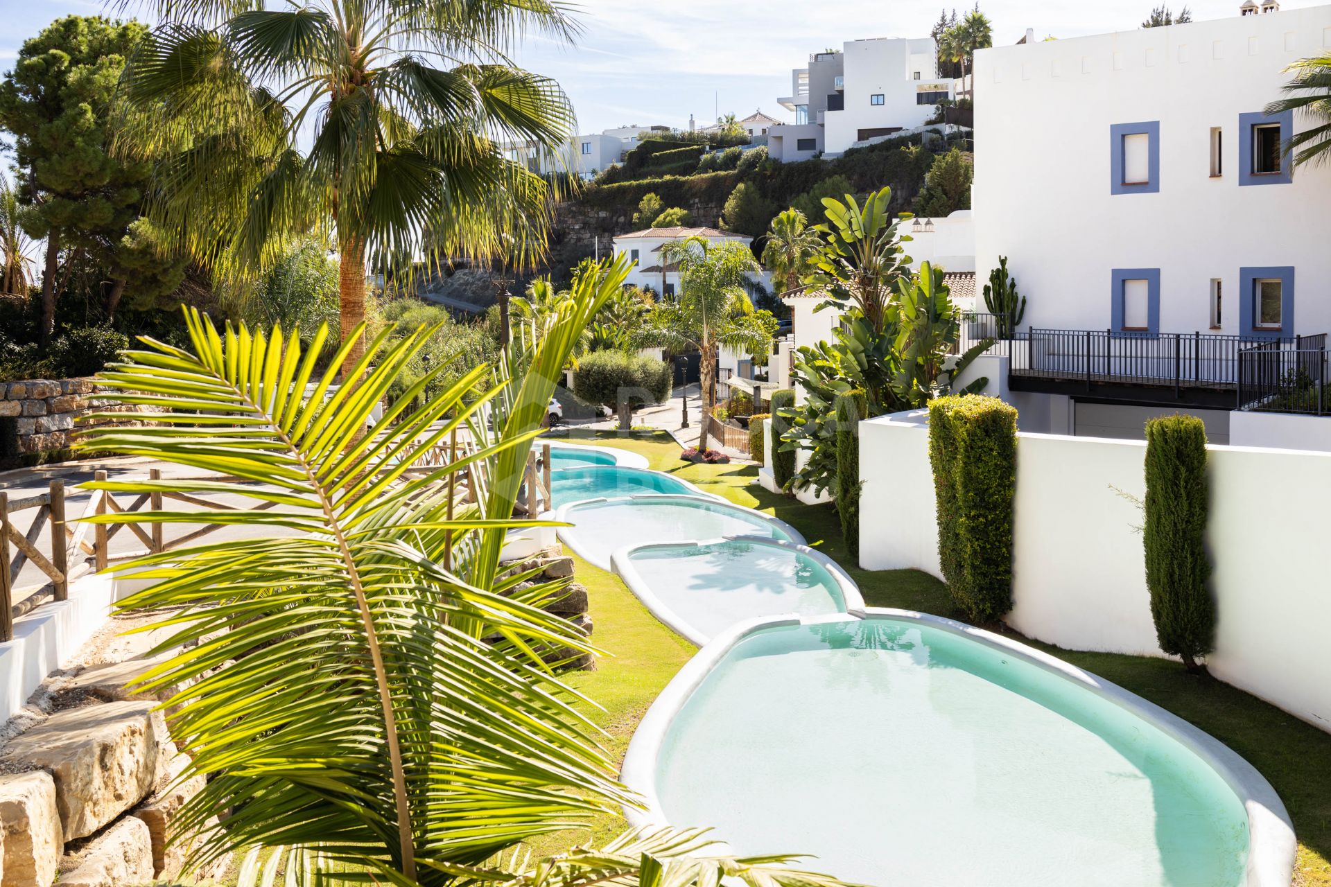 Elegant penthouse in Paraiso Pueblo featuring sea views, spacious terraces, and full facilities.