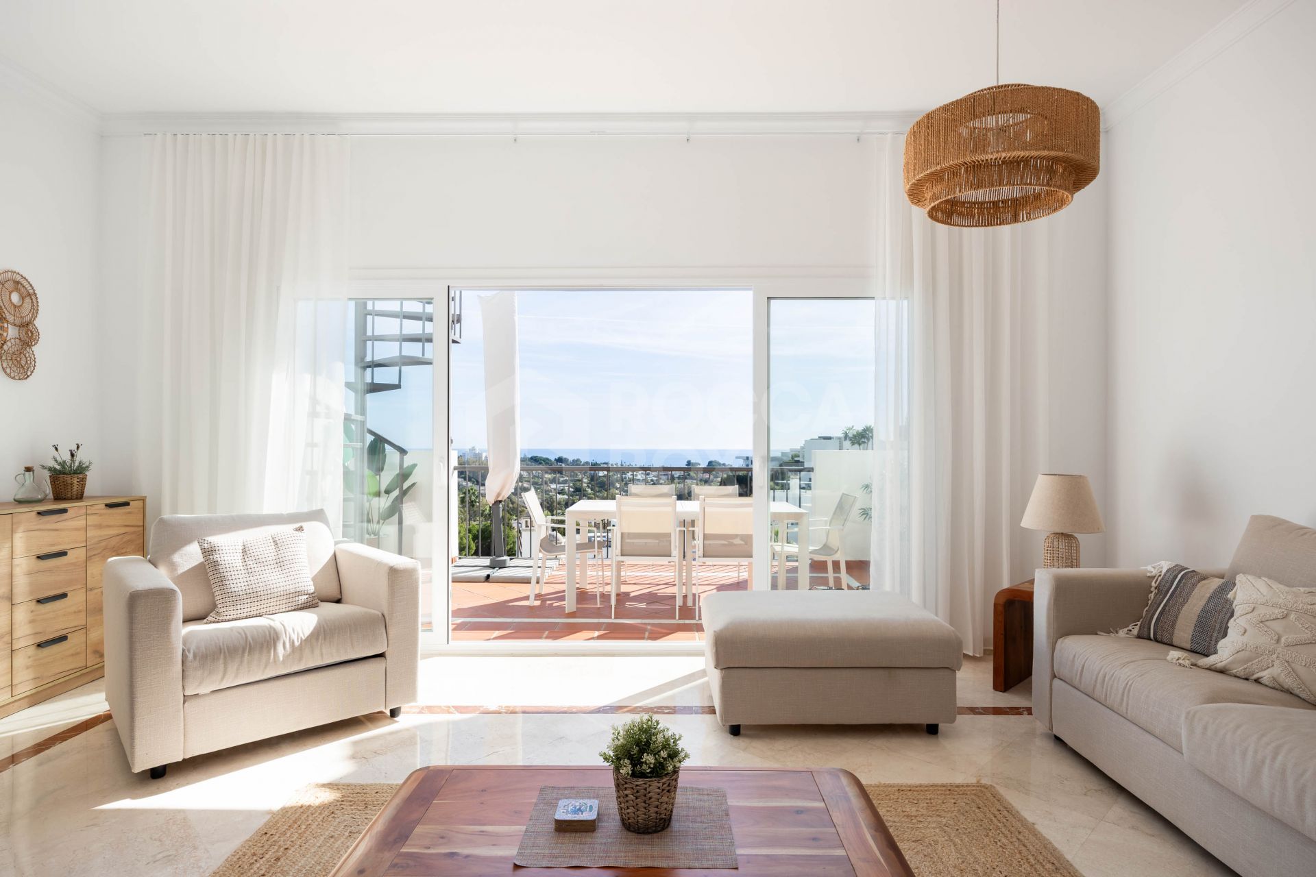 Elegant penthouse in Paraiso Pueblo featuring sea views, spacious terraces, and full facilities.