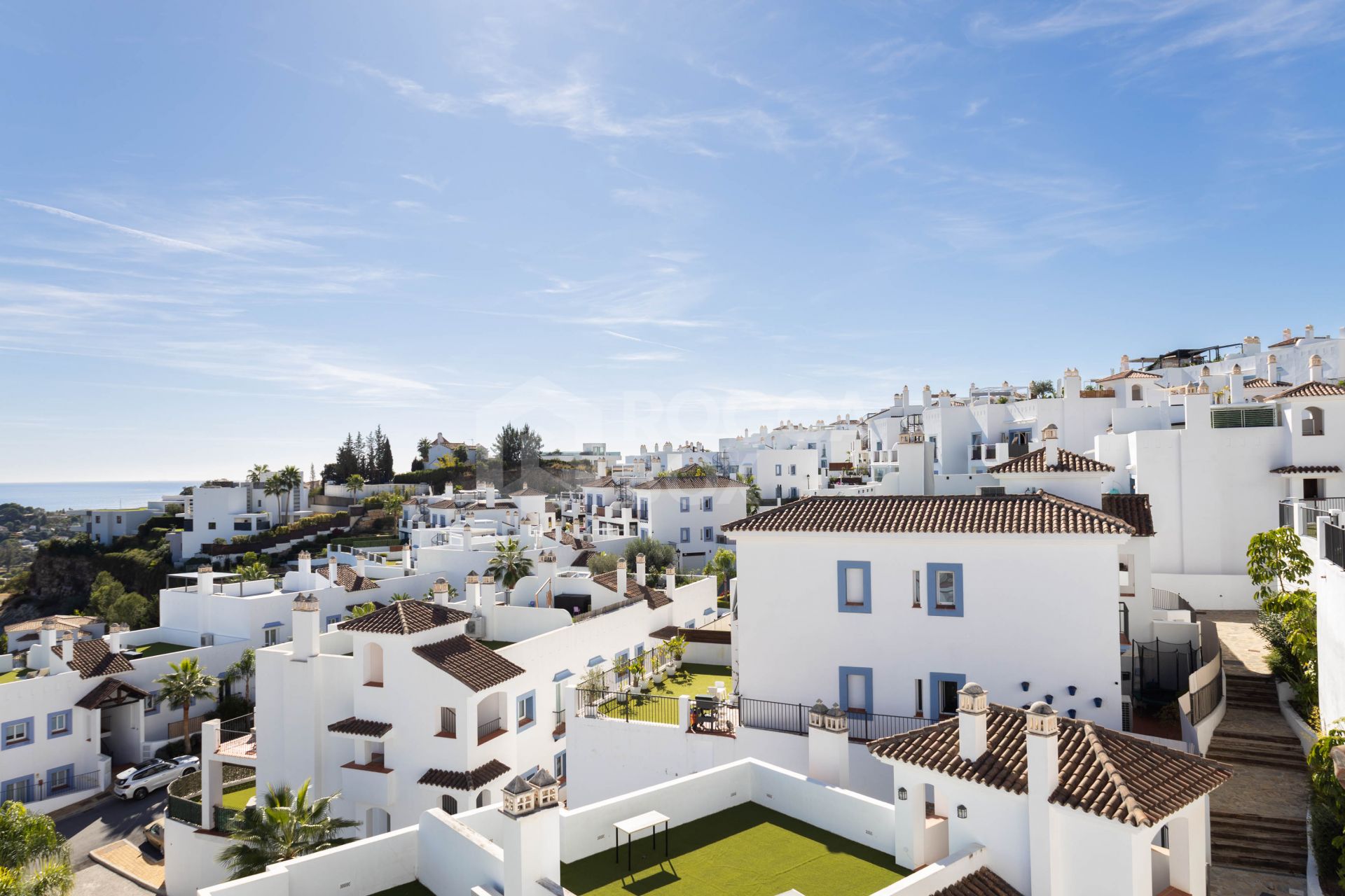 Elegant penthouse in Paraiso Pueblo featuring sea views, spacious terraces, and full facilities.