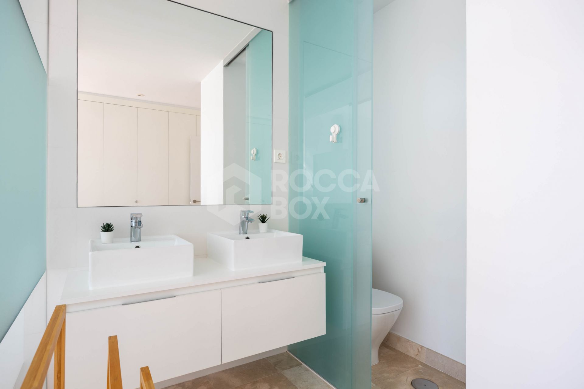 Elegant penthouse in Paraiso Pueblo featuring sea views, spacious terraces, and full facilities.