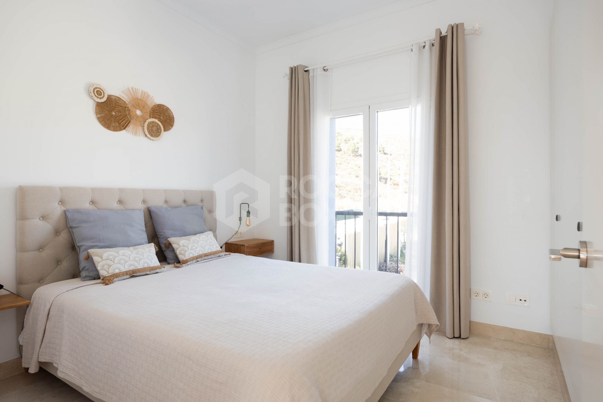 Elegant penthouse in Paraiso Pueblo featuring sea views, spacious terraces, and full facilities.