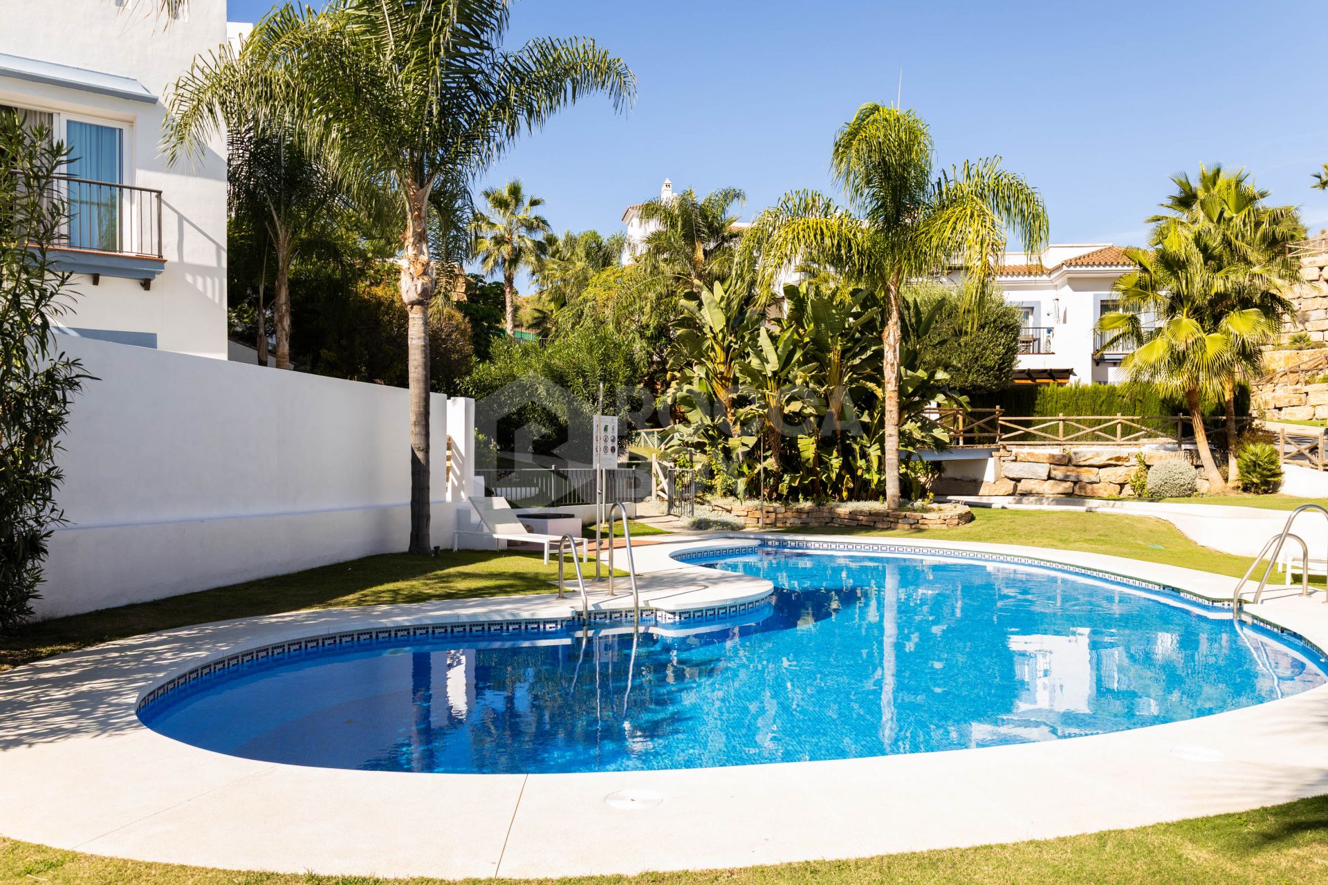 Elegant penthouse in Paraiso Pueblo featuring sea views, spacious terraces, and full facilities.