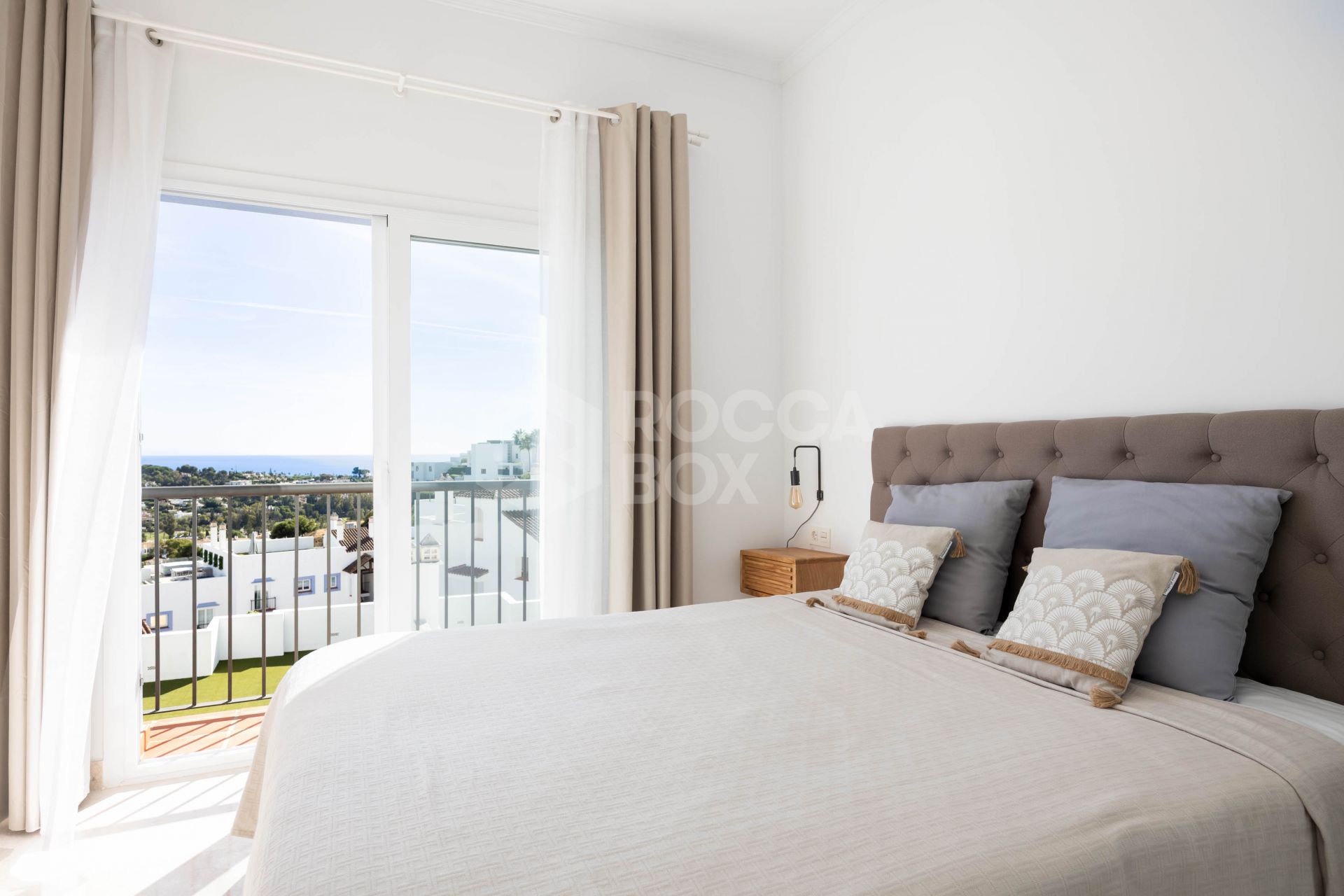 Elegant penthouse in Paraiso Pueblo featuring sea views, spacious terraces, and full facilities.