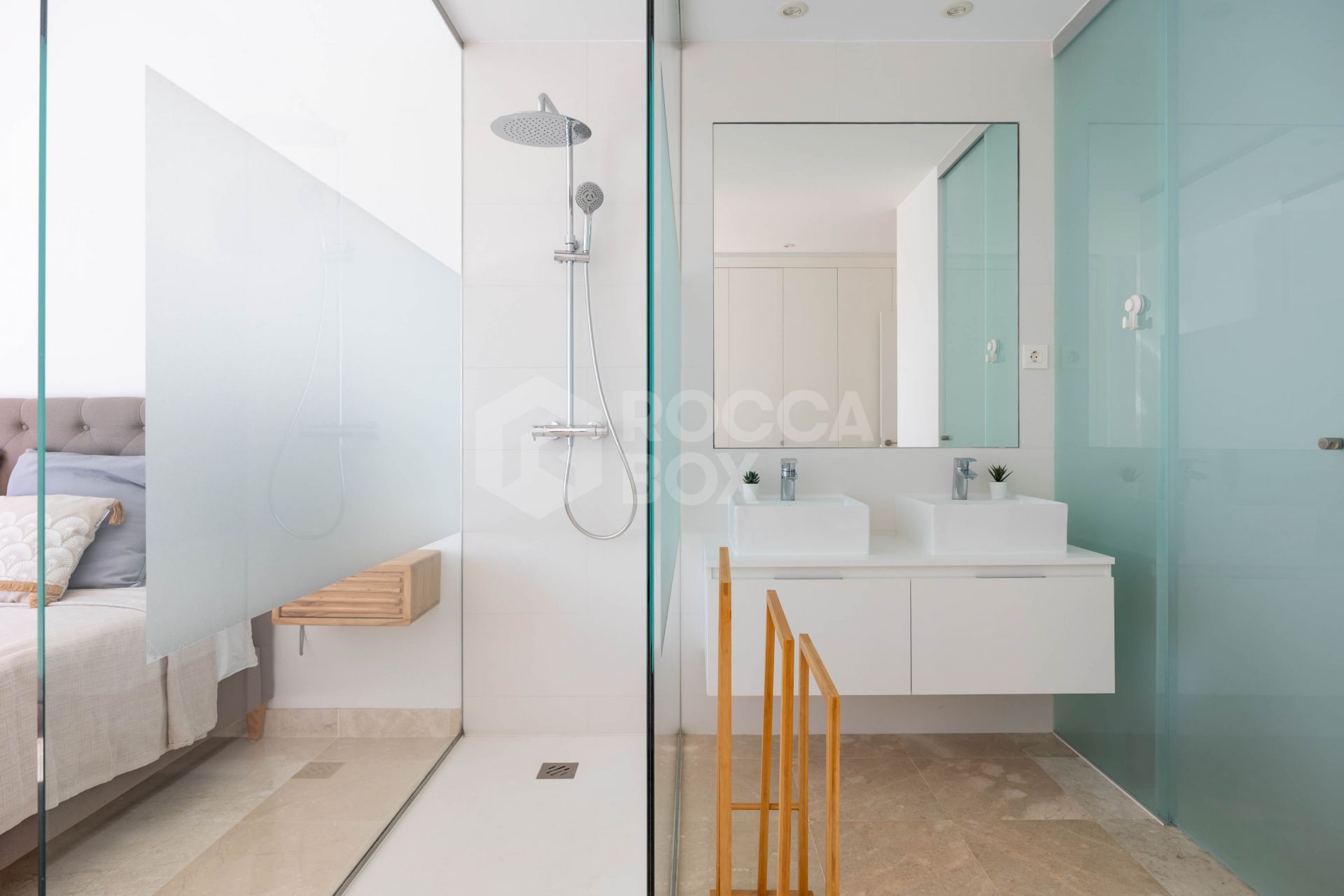 Elegant penthouse in Paraiso Pueblo featuring sea views, spacious terraces, and full facilities.