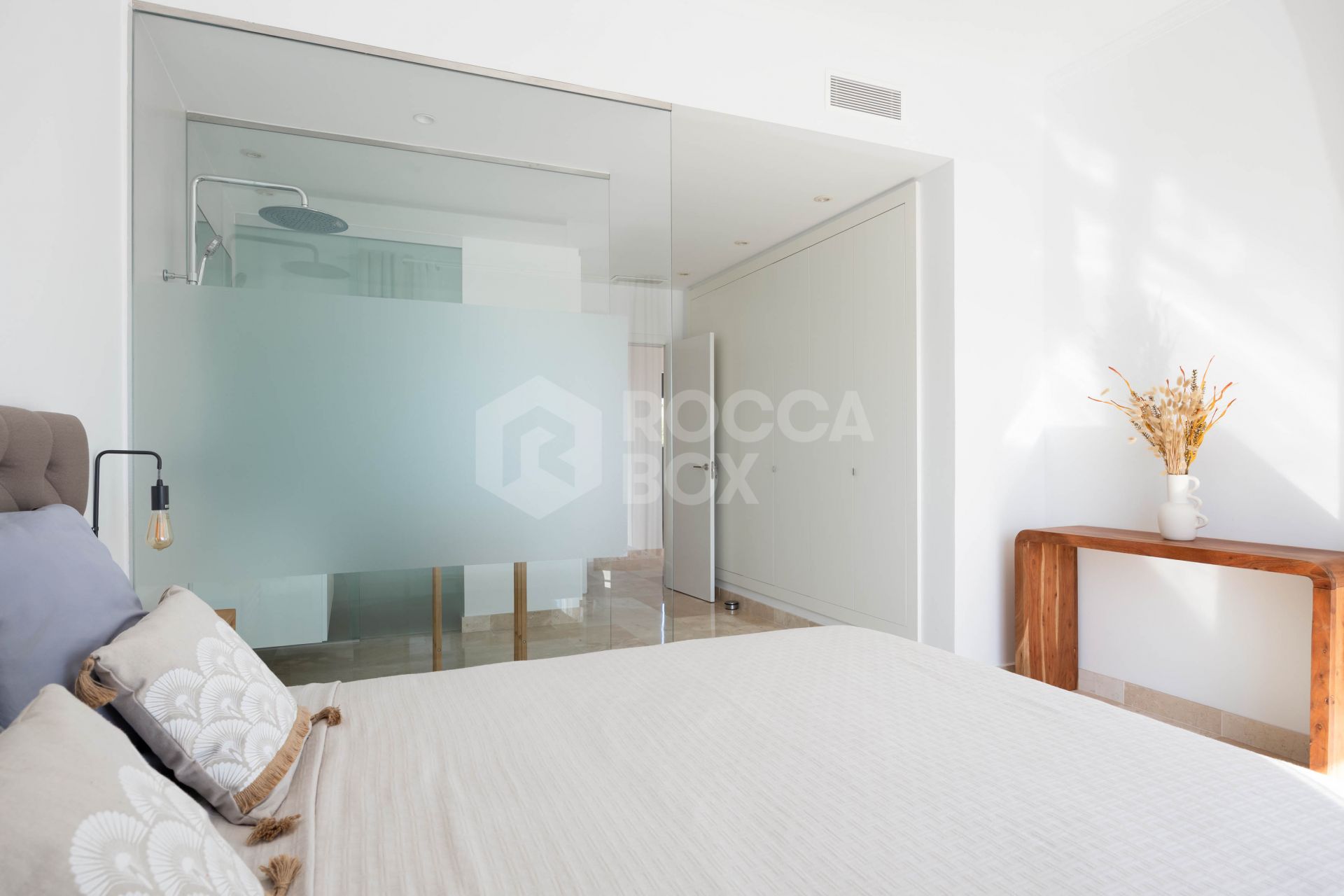 Elegant penthouse in Paraiso Pueblo featuring sea views, spacious terraces, and full facilities.