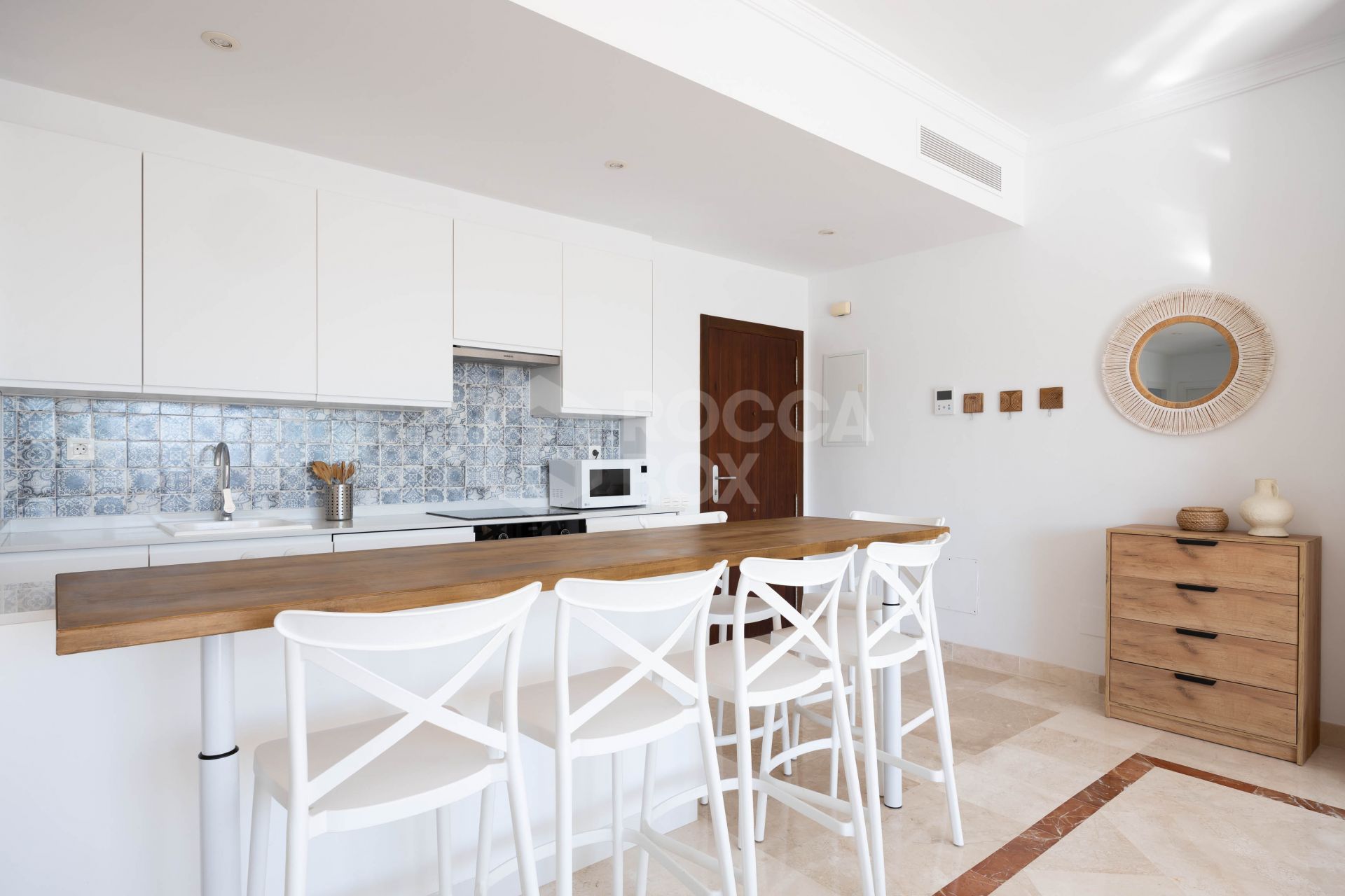 Elegant penthouse in Paraiso Pueblo featuring sea views, spacious terraces, and full facilities.